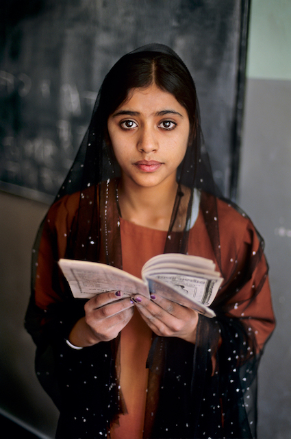 steve-mccurry--reading-is-an-exhibition-with-photos-of-over-forty-years-of-career-Immagine-guida.jpeg