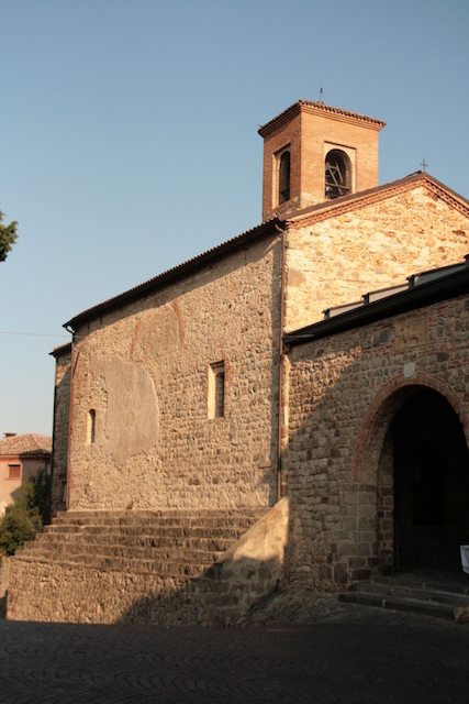 arqua-petrarca-is-beautiful-villages-in-italy-1_esterno_Oratorio_SS_TrinitÖ.JPG