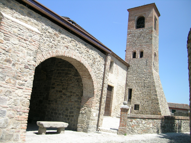 arqua-petrarca-is-beautiful-villages-in-italy-Oratorio_SS_TrinitÖ_Loggia_dei_Vicari.jpg