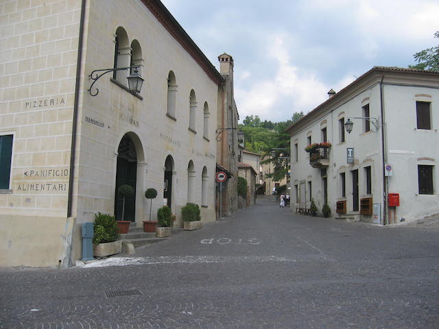 arqua-petrarca-is-beautiful-villages-in-italy-Via_Jacopo_d'ArquÖ.JPG