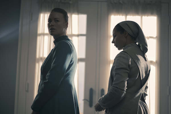 tv-seris-the-handmaid's-tale-Elisabeth_Moss_The_Handmaid's_Tale1.jpg