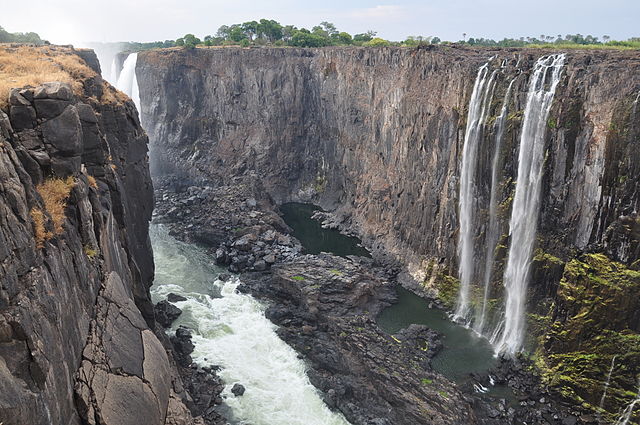 victoria-falls----zambia-and-zimbabwe---images-Victoria_falls_during_dry_season.jpg