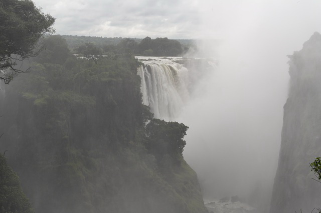 victoria-falls----zambia-and-zimbabwe---images-victoria-falls-smoke.jpg