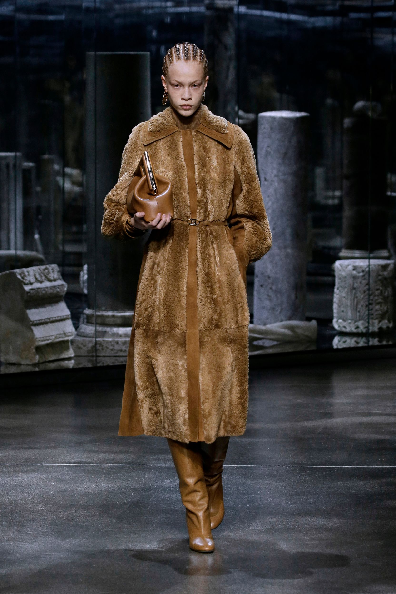 milan-fashion-week--fendi-autumn-winter-2022-collection-01_FENDI_WOMEN_FW_21_22.jpg