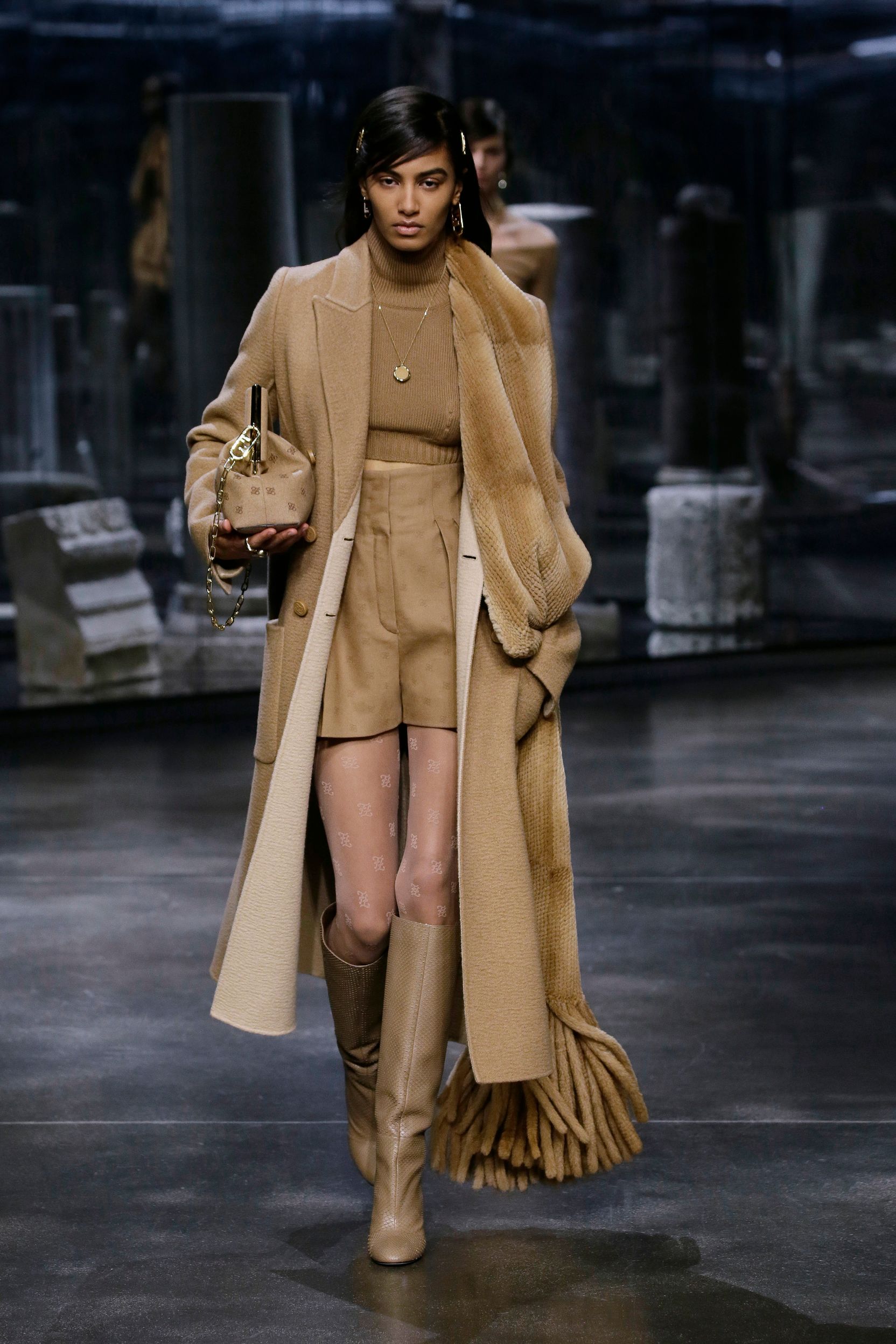 milan-fashion-week--fendi-autumn-winter-2022-collection-02_FENDI_WOMEN_FW_21_22.jpg