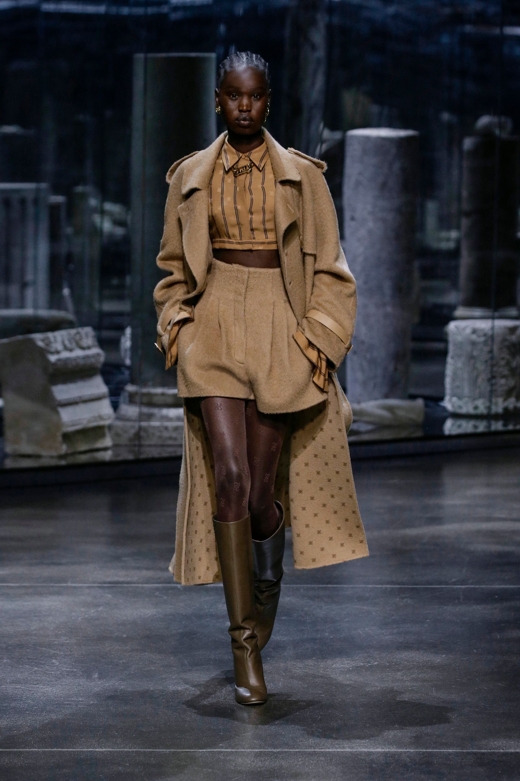 milan-fashion-week--fendi-autumn-winter-2022-collection-04_FENDI_WOMEN_FW_21_22.jpg