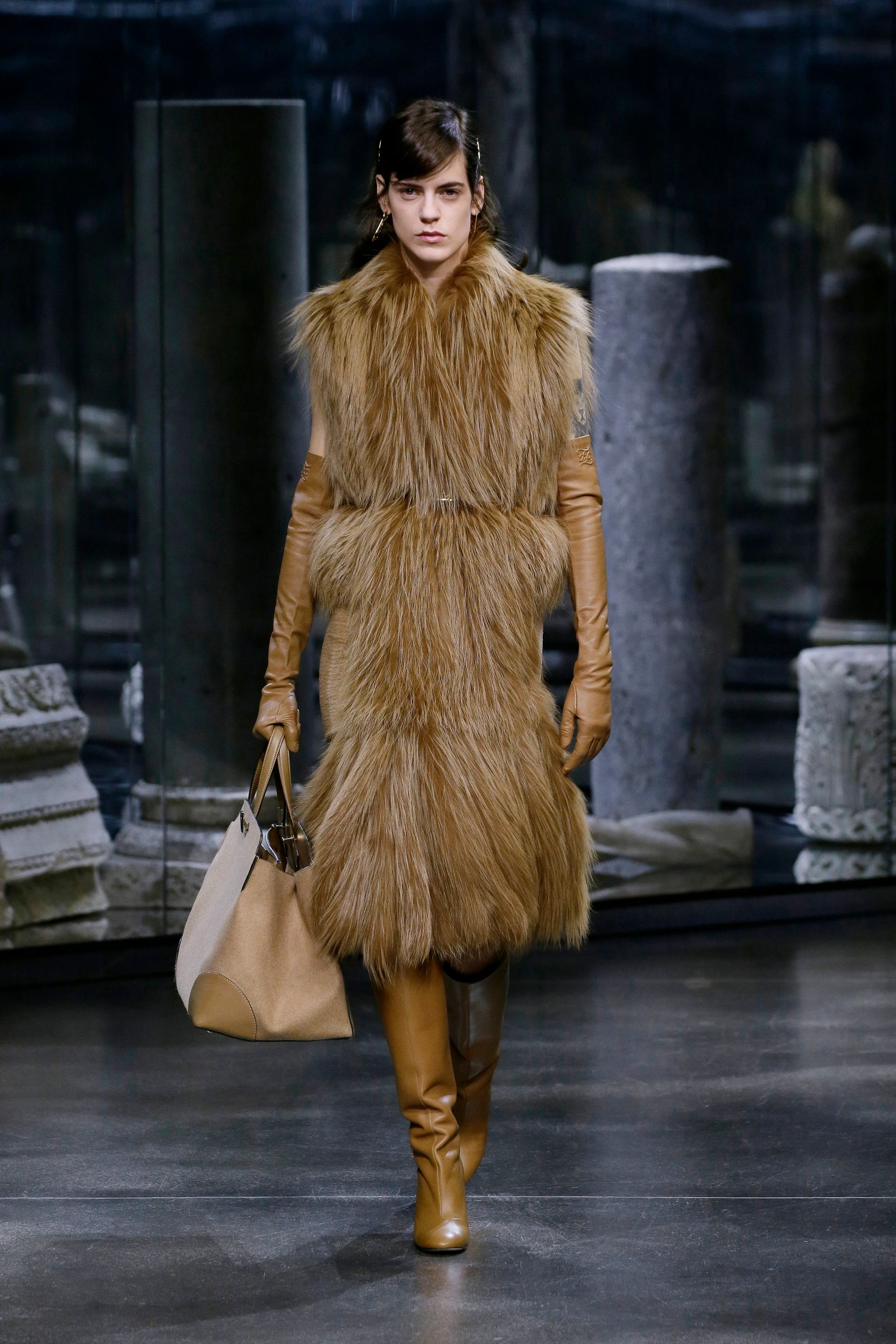 milan-fashion-week--fendi-autumn-winter-2022-collection-05_FENDI_WOMEN_FW_21_22.jpg