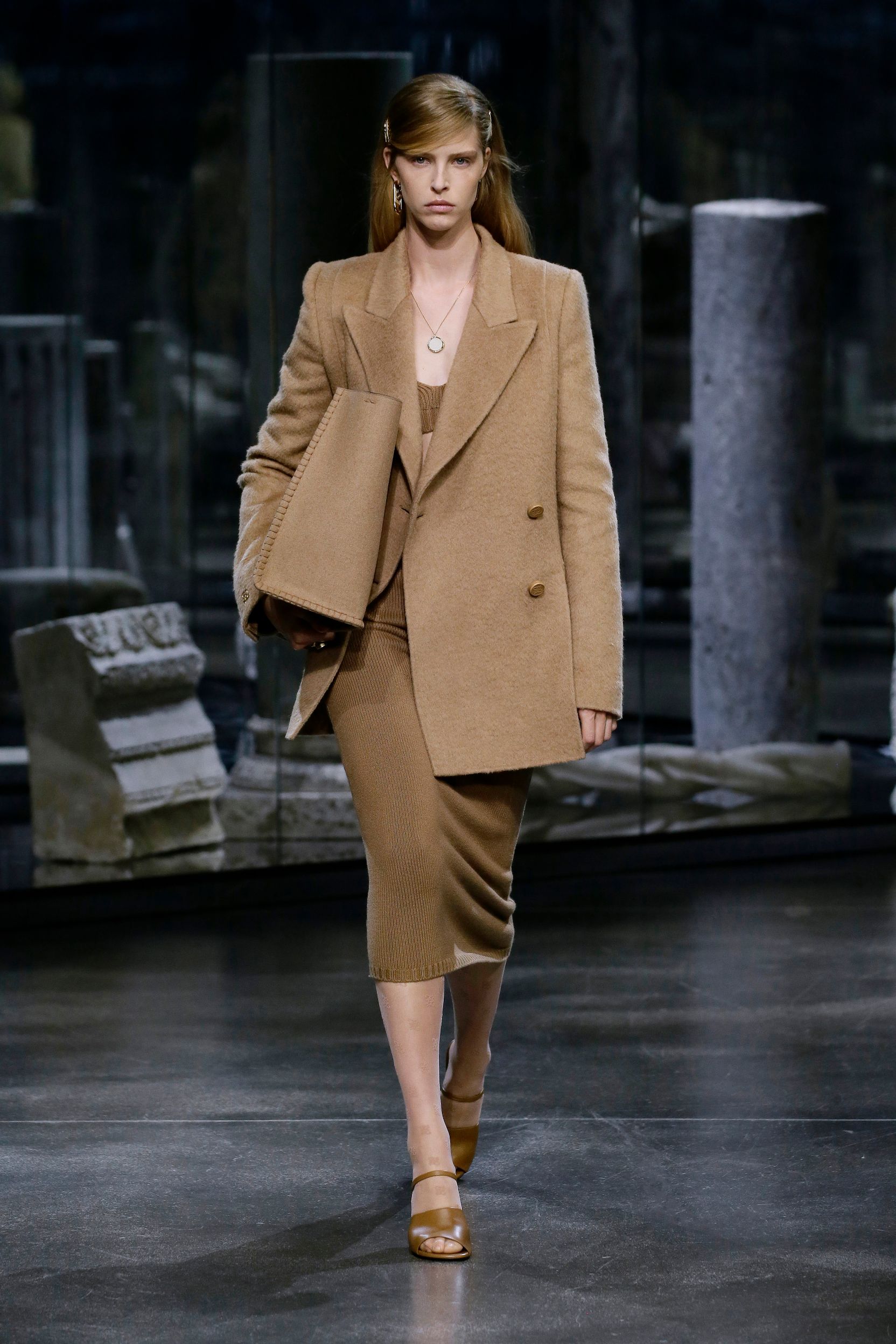 milan-fashion-week--fendi-autumn-winter-2022-collection-06_FENDI_WOMEN_FW_21_22.jpg