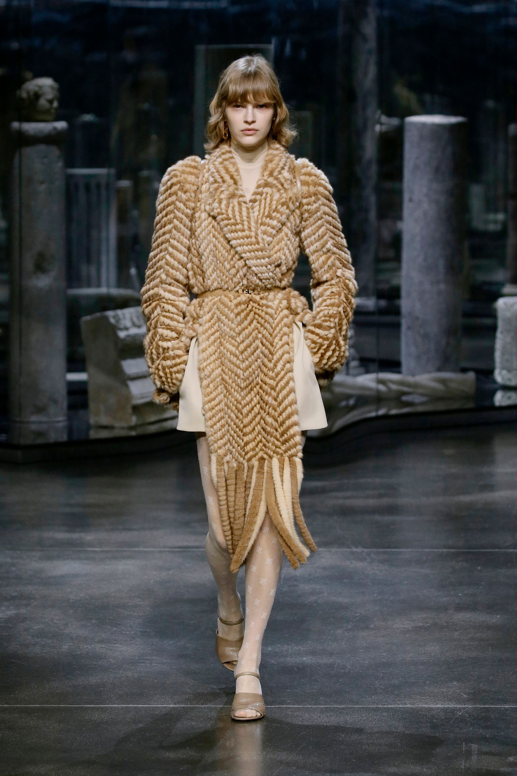 milan-fashion-week--fendi-autumn-winter-2022-collection-07_FENDI_WOMEN_FW_21_22.jpg