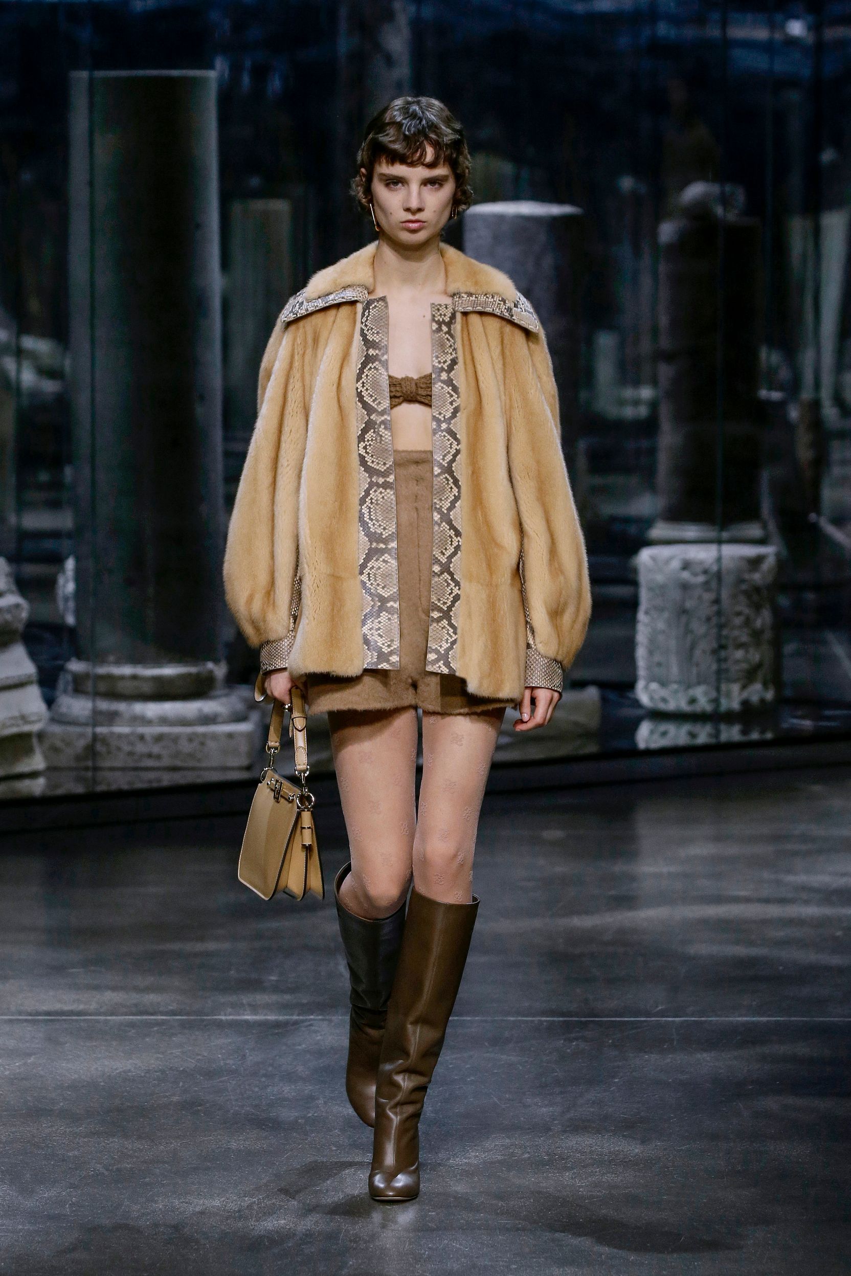 milan-fashion-week--fendi-autumn-winter-2022-collection-09_FENDI_WOMEN_FW_21_22.jpg