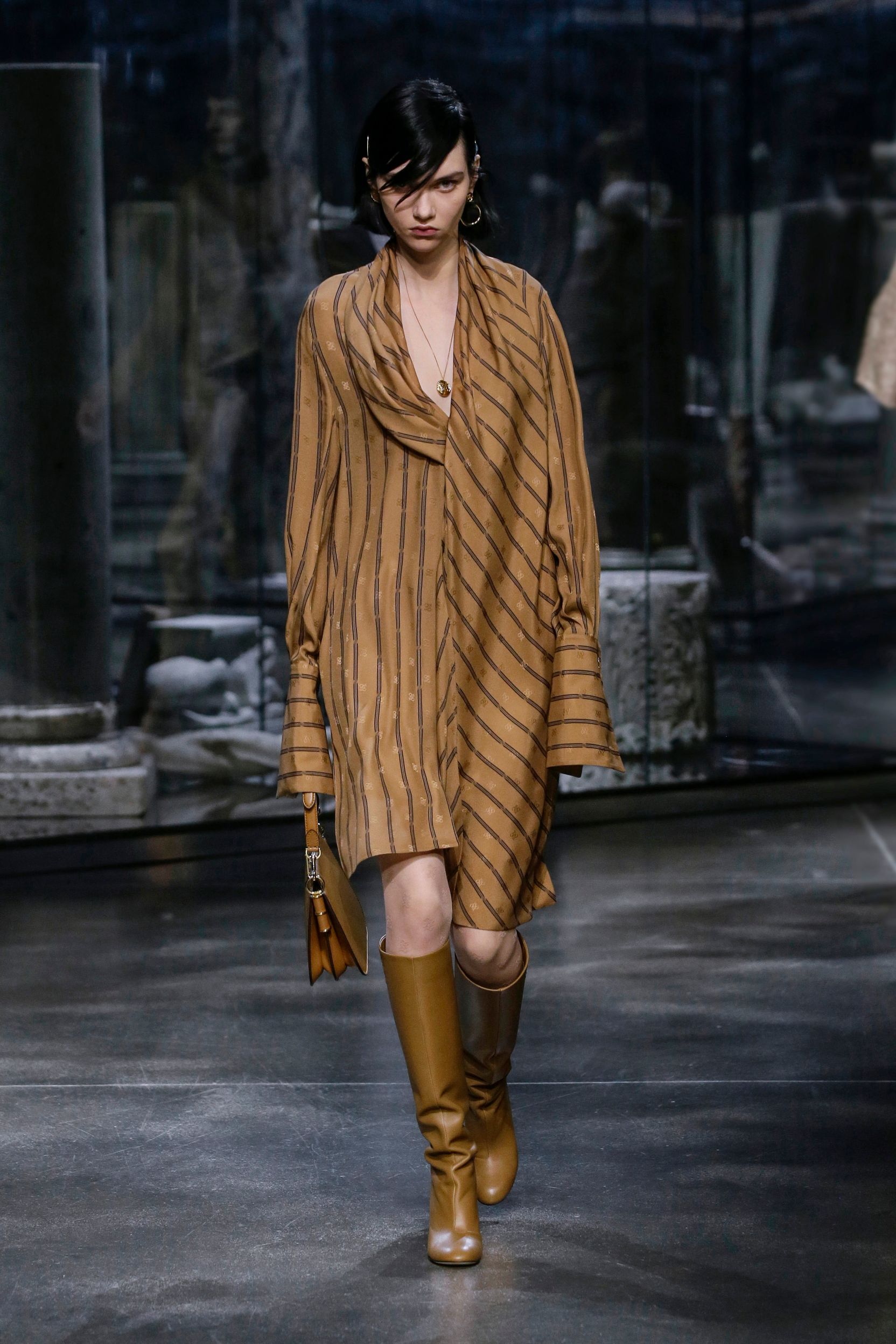 milan-fashion-week--fendi-autumn-winter-2022-collection-10_FENDI_WOMEN_FW_21_22.jpg