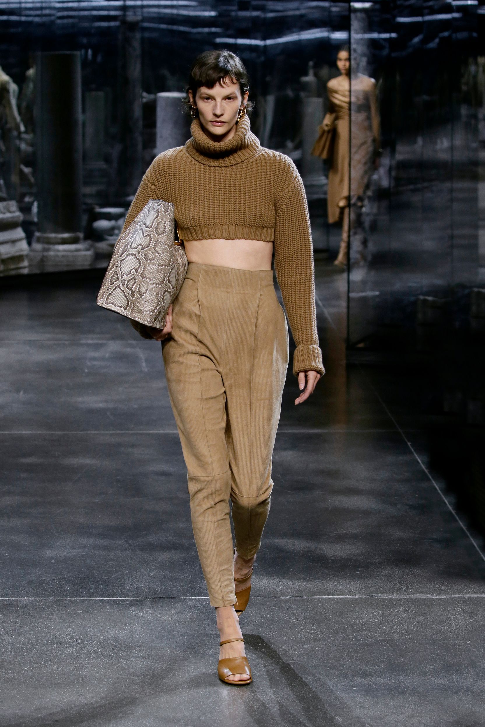 milan-fashion-week--fendi-autumn-winter-2022-collection-11_FENDI_WOMEN_FW_21_22.jpg