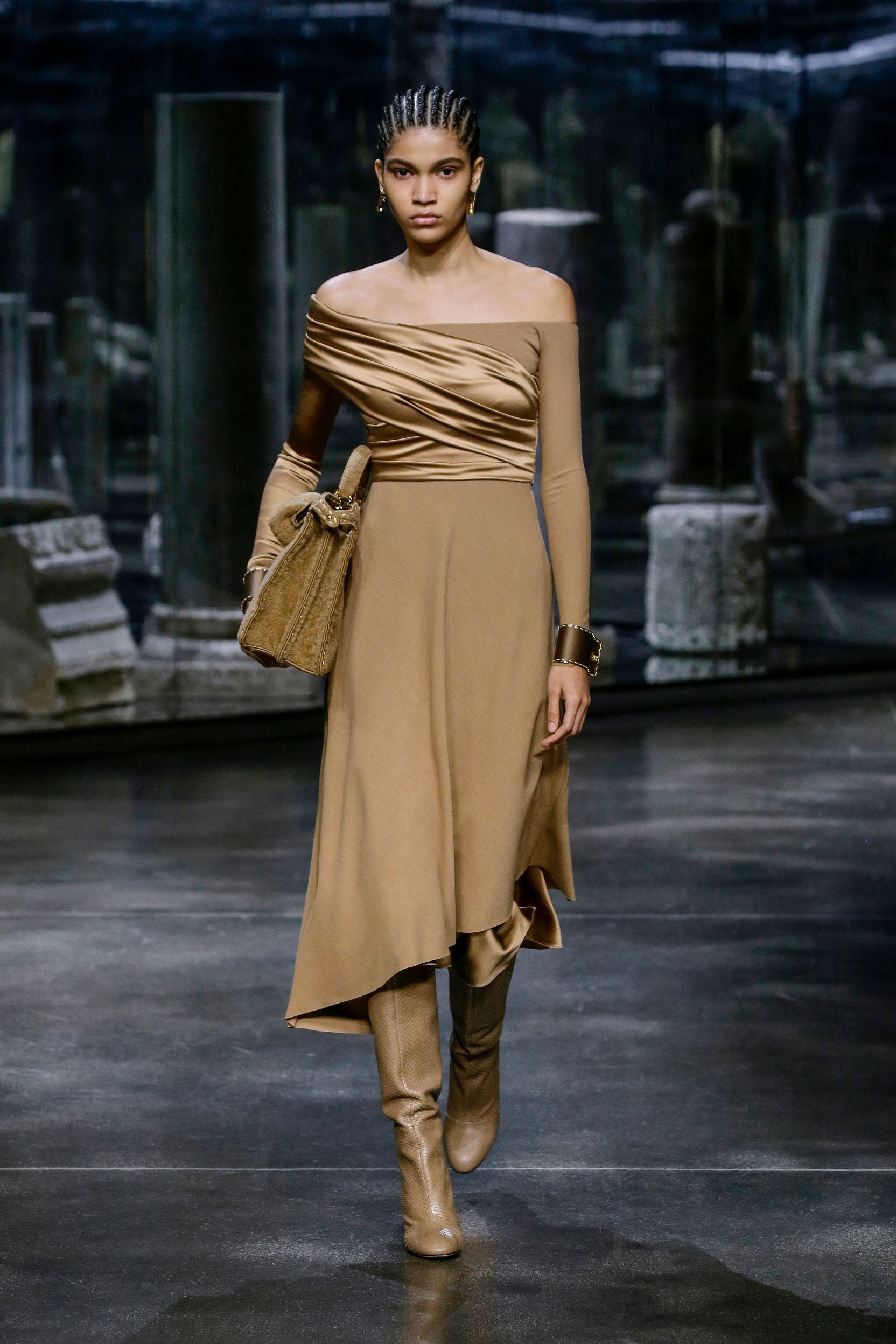 milan-fashion-week--fendi-autumn-winter-2022-collection-12_FENDI_WOMEN_FW_21_22.jpg