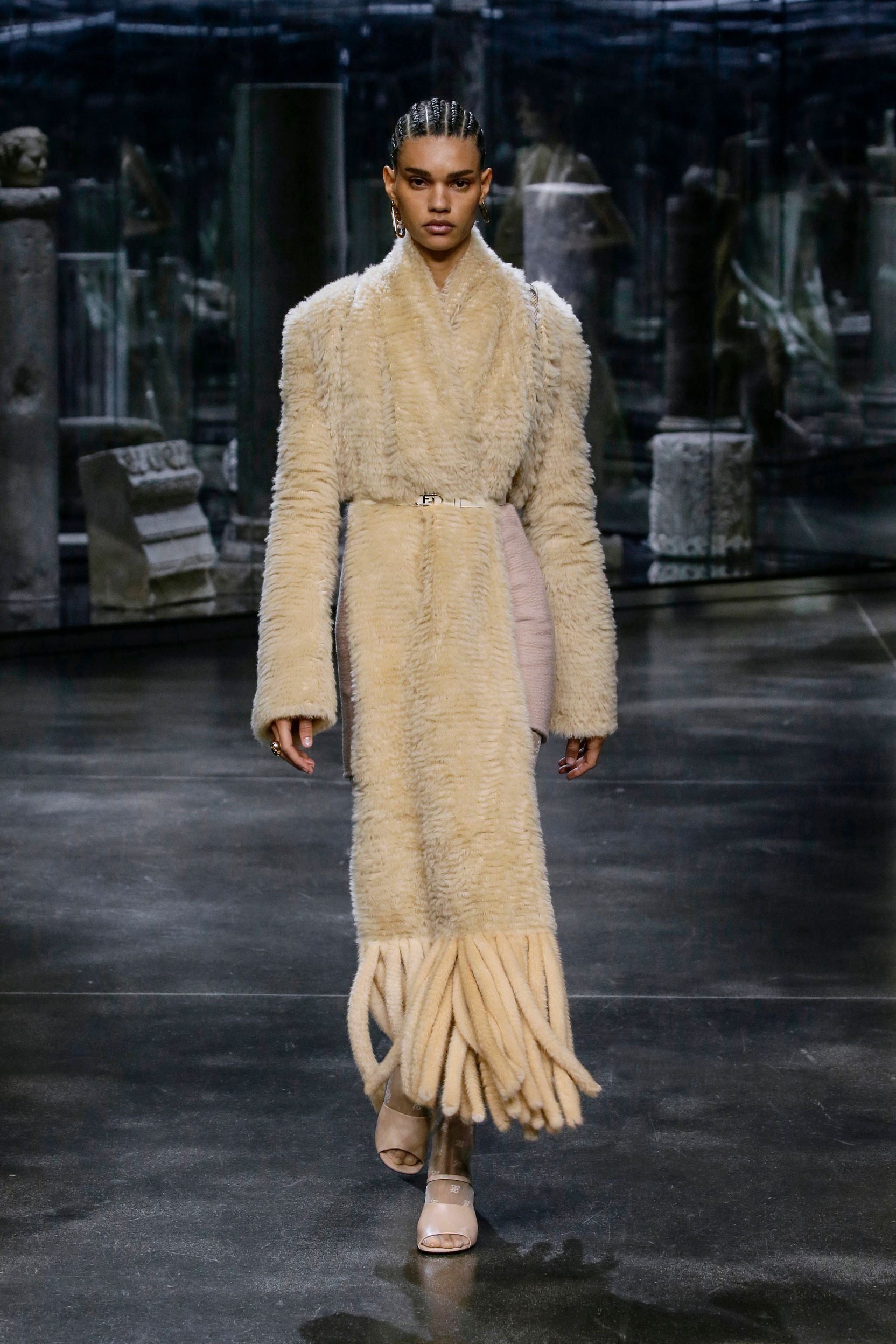 milan-fashion-week--fendi-autumn-winter-2022-collection-13_FENDI_WOMEN_FW_21_22.jpg