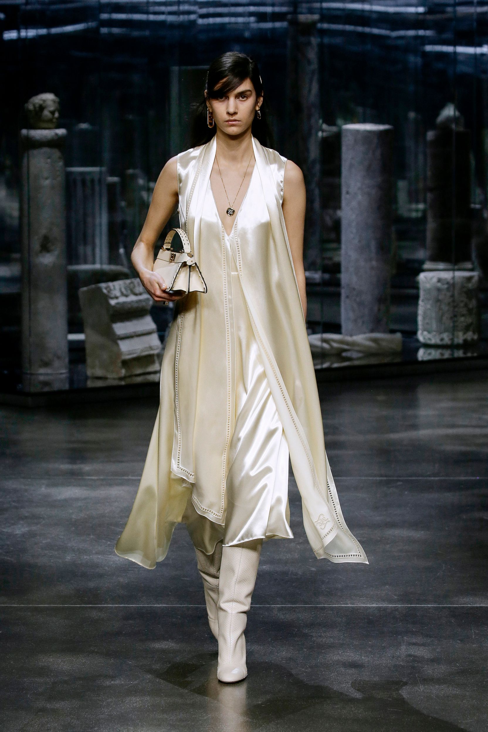 milan-fashion-week--fendi-autumn-winter-2022-collection-14_FENDI_WOMEN_FW_21_22.jpg