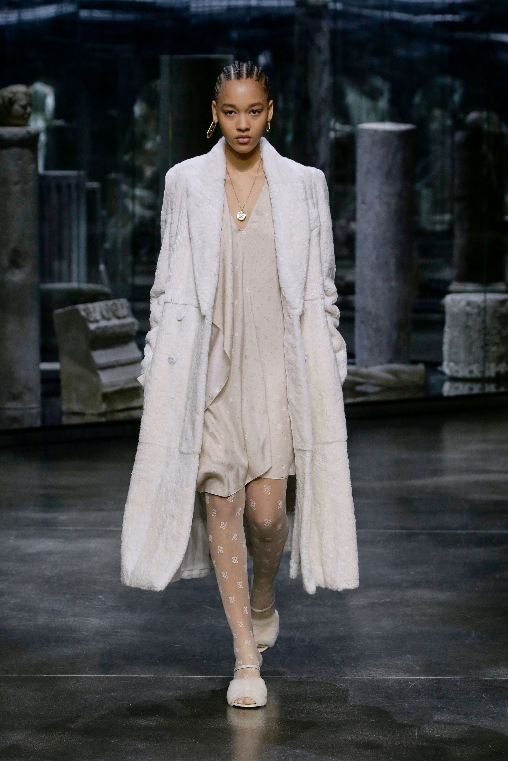 milan-fashion-week--fendi-autumn-winter-2022-collection-15_FENDI_WOMEN_FW_21_22.jpg