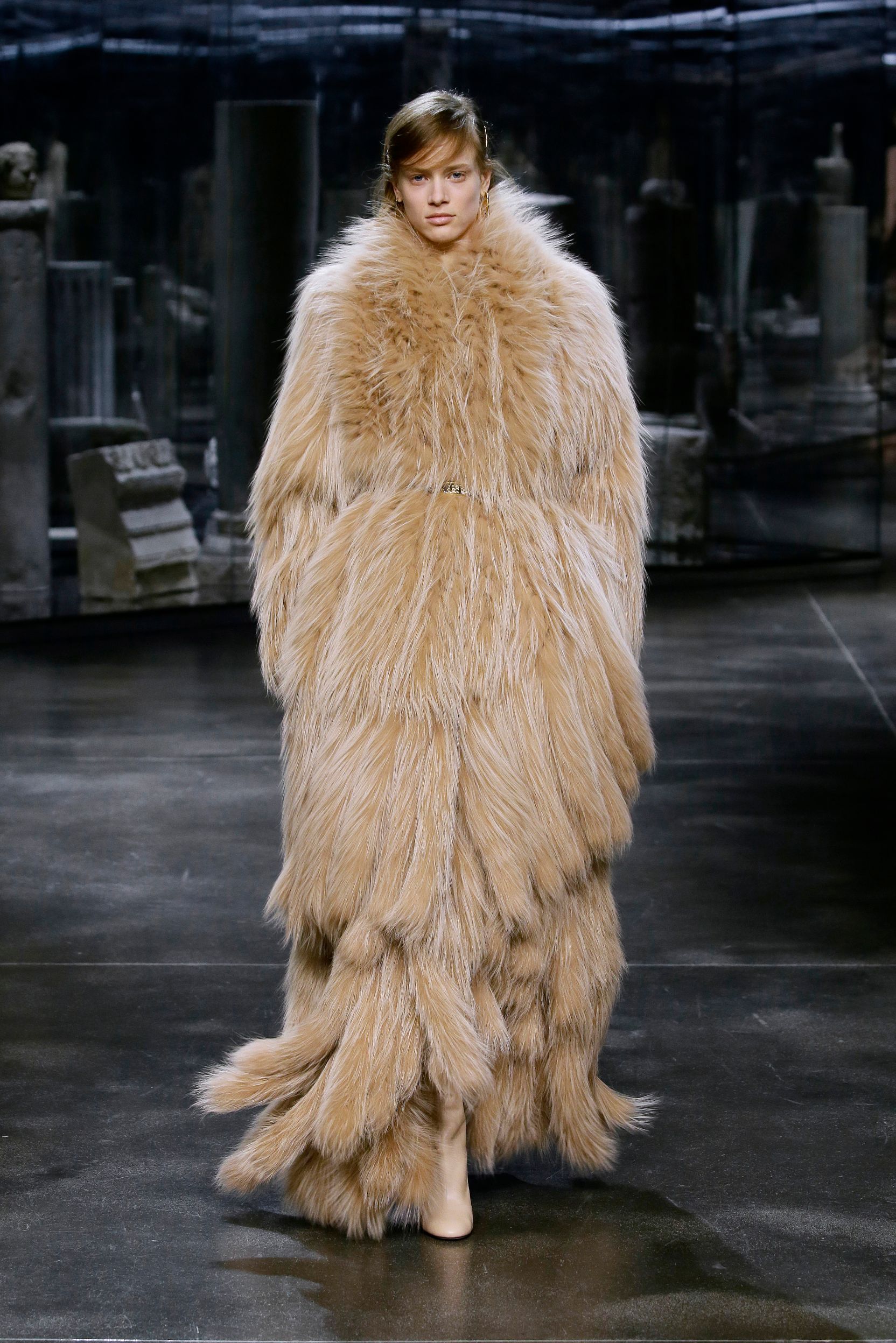 milan-fashion-week--fendi-autumn-winter-2022-collection-18_FENDI_WOMEN_FW_21_22.jpg