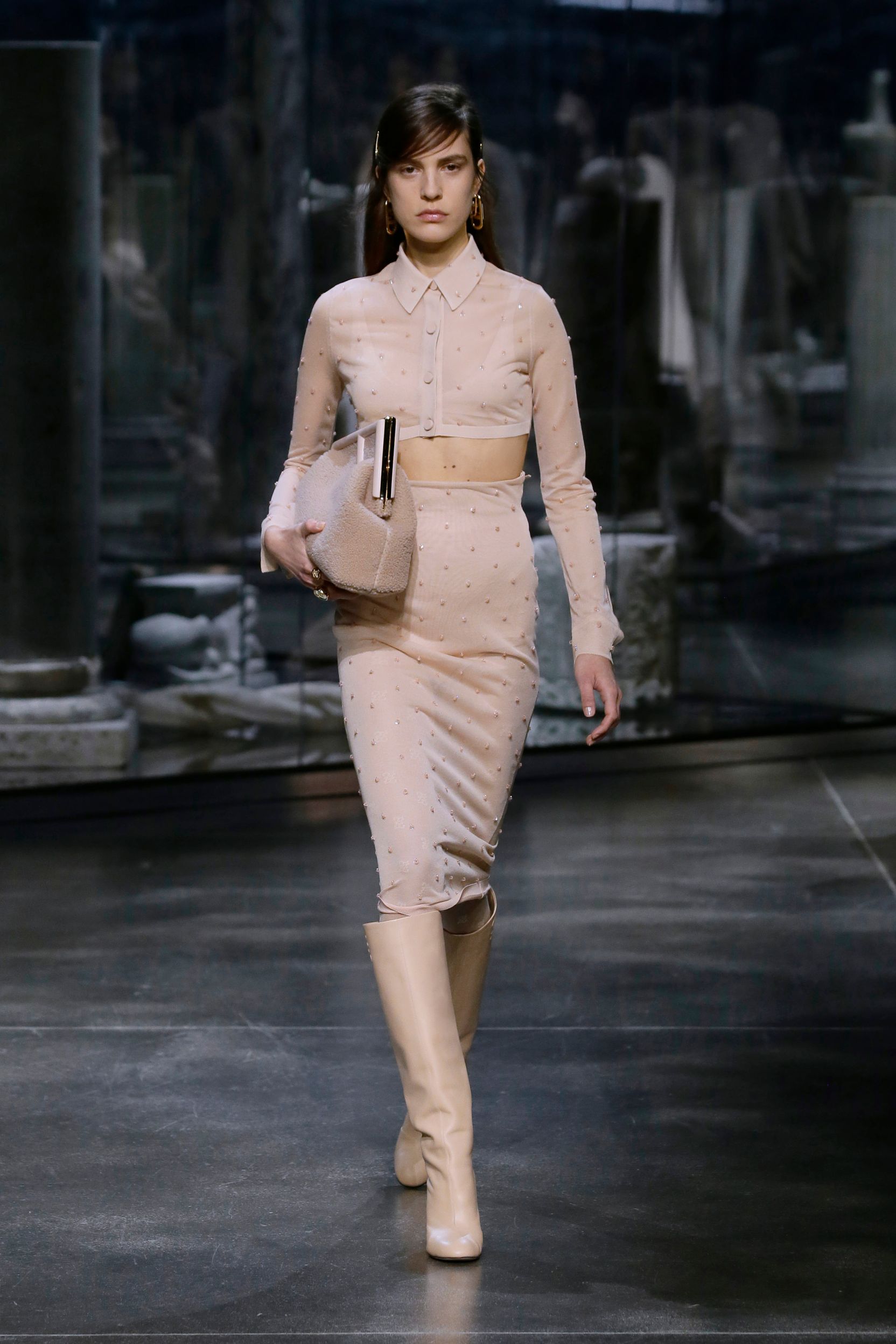 milan-fashion-week--fendi-autumn-winter-2022-collection-19_FENDI_WOMEN_FW_21_22.jpg