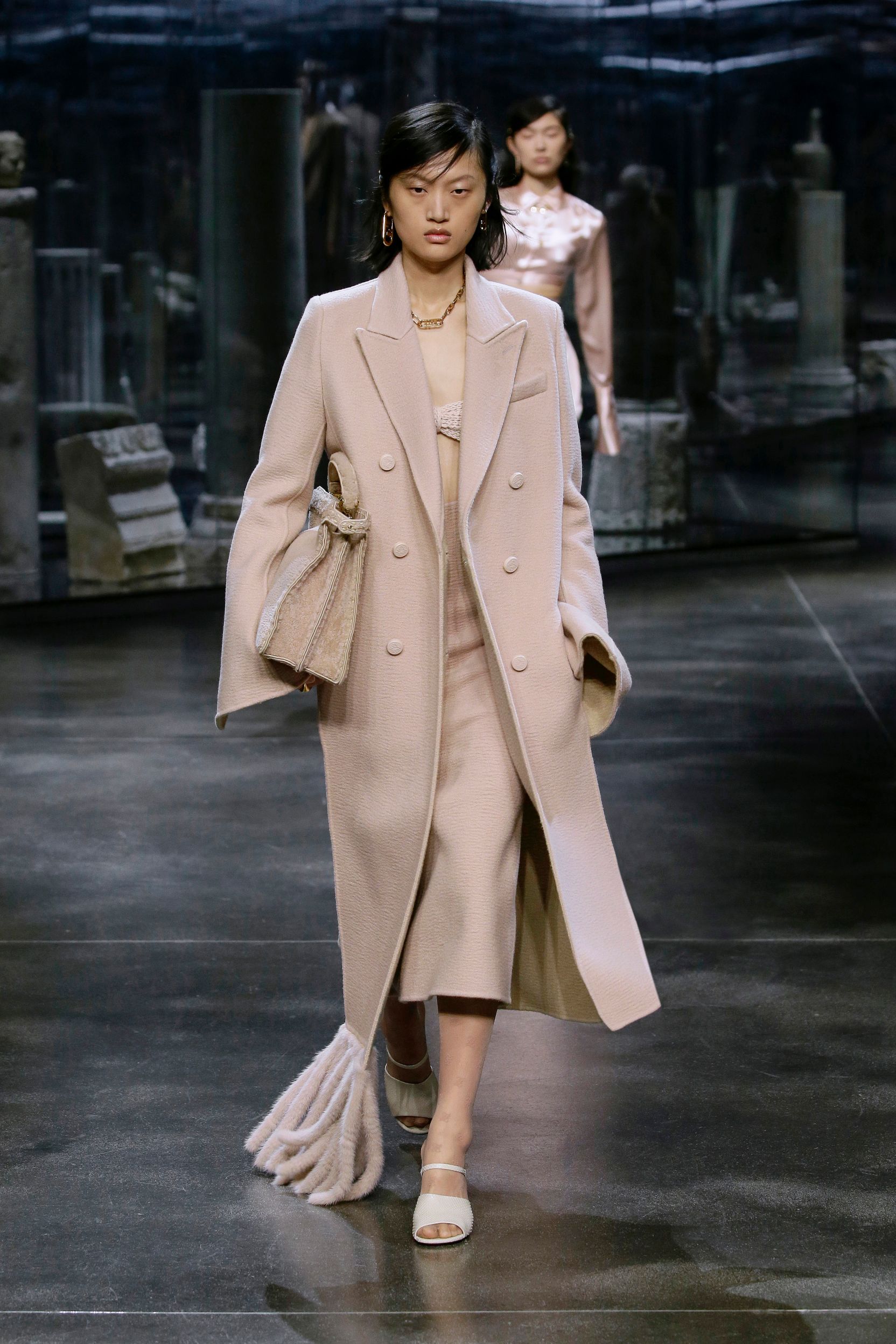 milan-fashion-week--fendi-autumn-winter-2022-collection-20_FENDI_WOMEN_FW_21_22.jpg