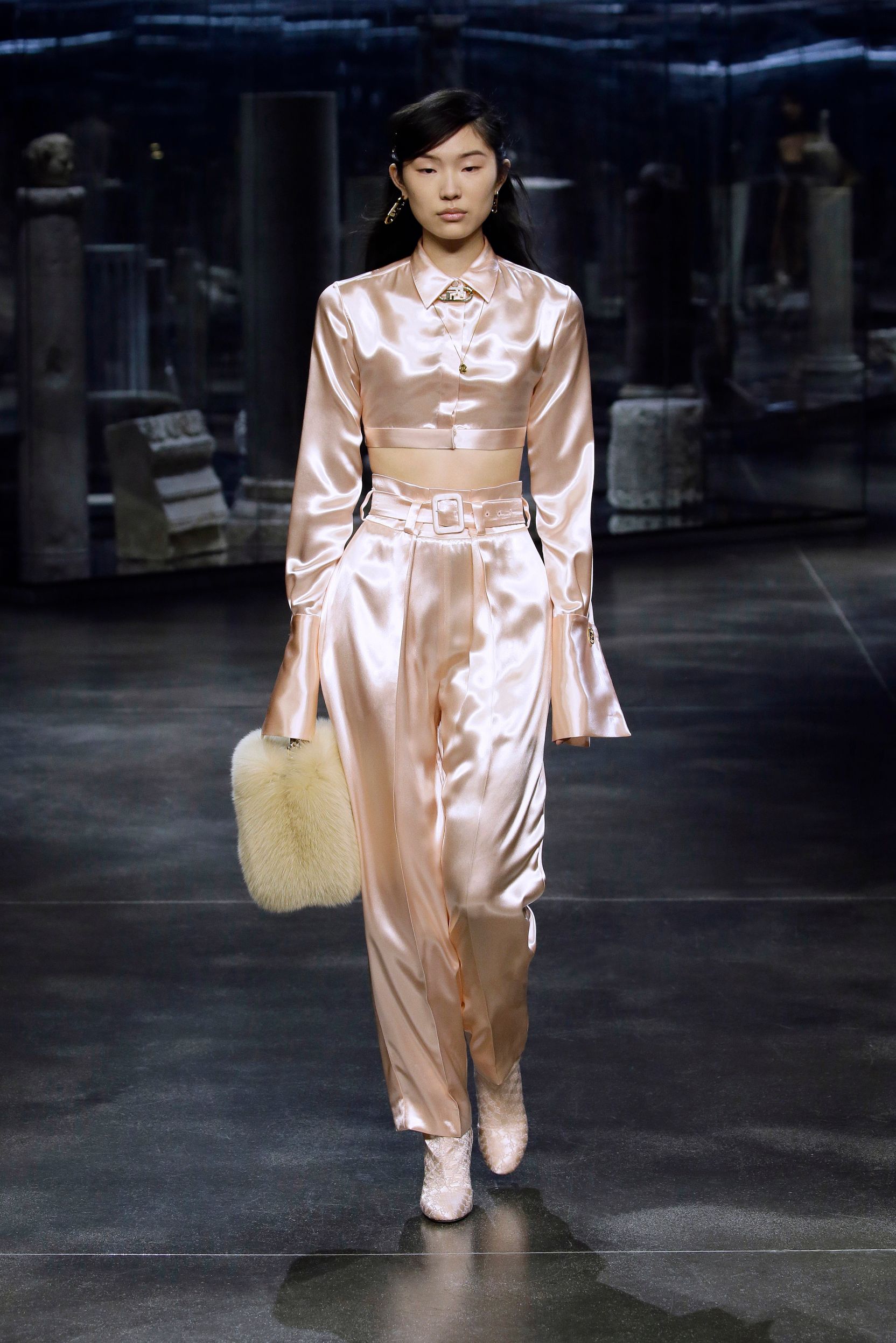 milan-fashion-week--fendi-autumn-winter-2022-collection-21_FENDI_WOMEN_FW_21_22.jpg