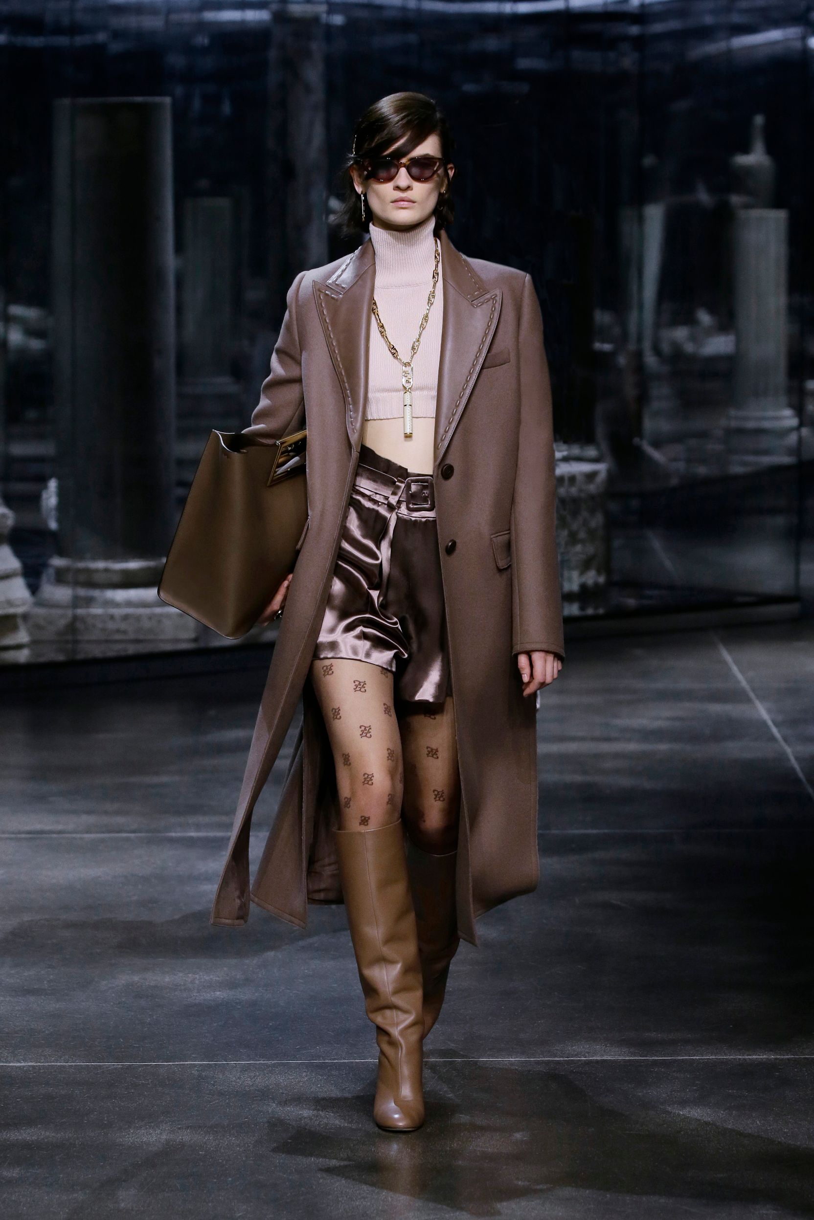 milan-fashion-week--fendi-autumn-winter-2022-collection-22_FENDI_WOMEN_FW_21_22.jpg