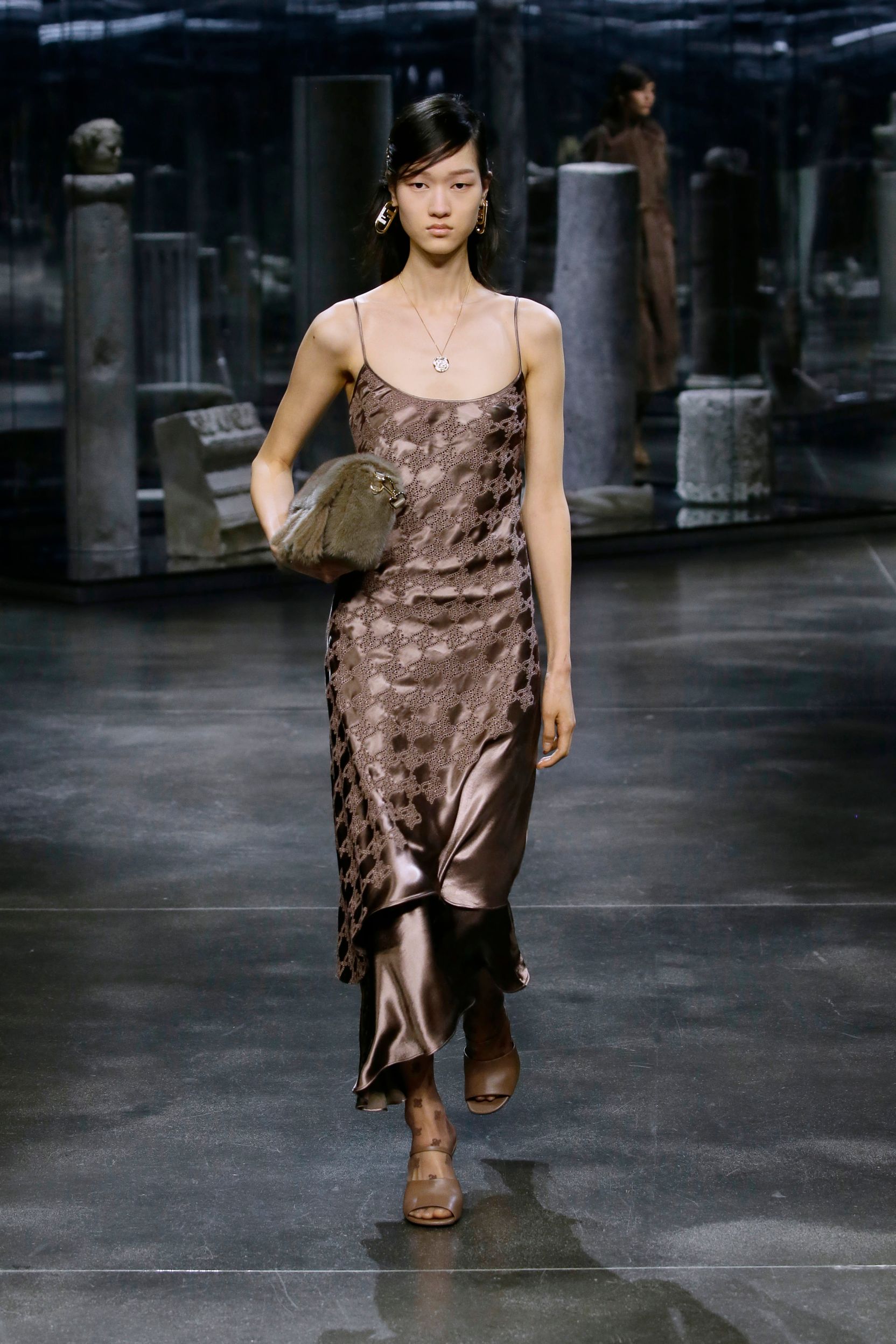 milan-fashion-week--fendi-autumn-winter-2022-collection-23_FENDI_WOMEN_FW_21_22.jpg