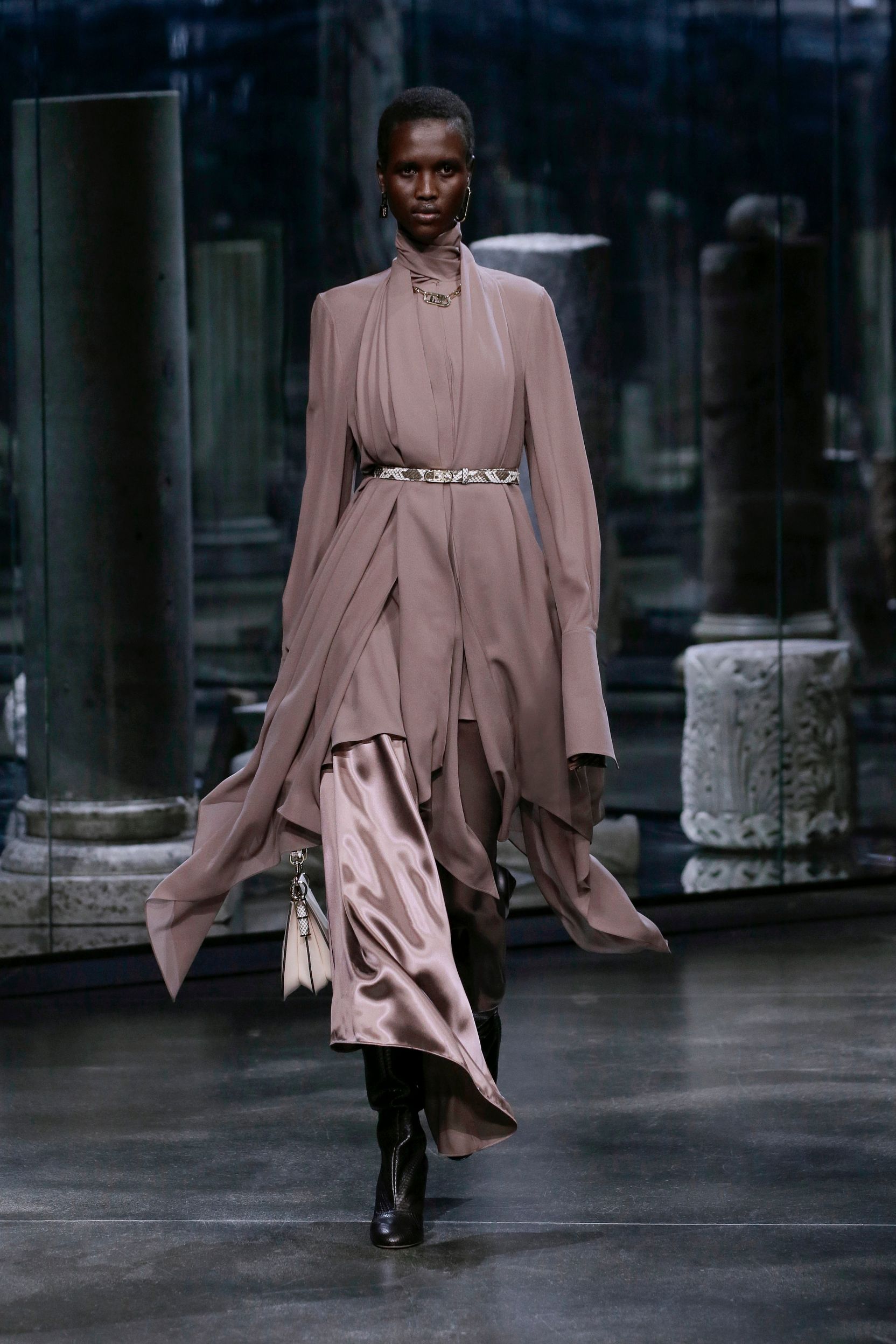 milan-fashion-week--fendi-autumn-winter-2022-collection-27_FENDI_WOMEN_FW_21_22.jpg