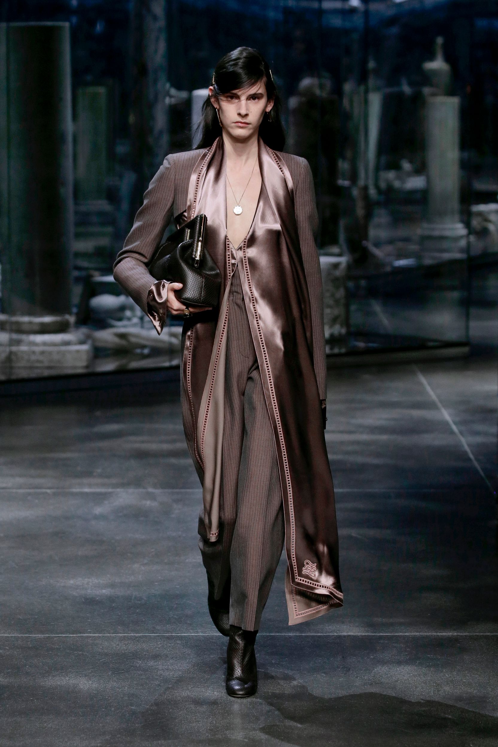 milan-fashion-week--fendi-autumn-winter-2022-collection-28_FENDI_WOMEN_FW_21_22.jpg