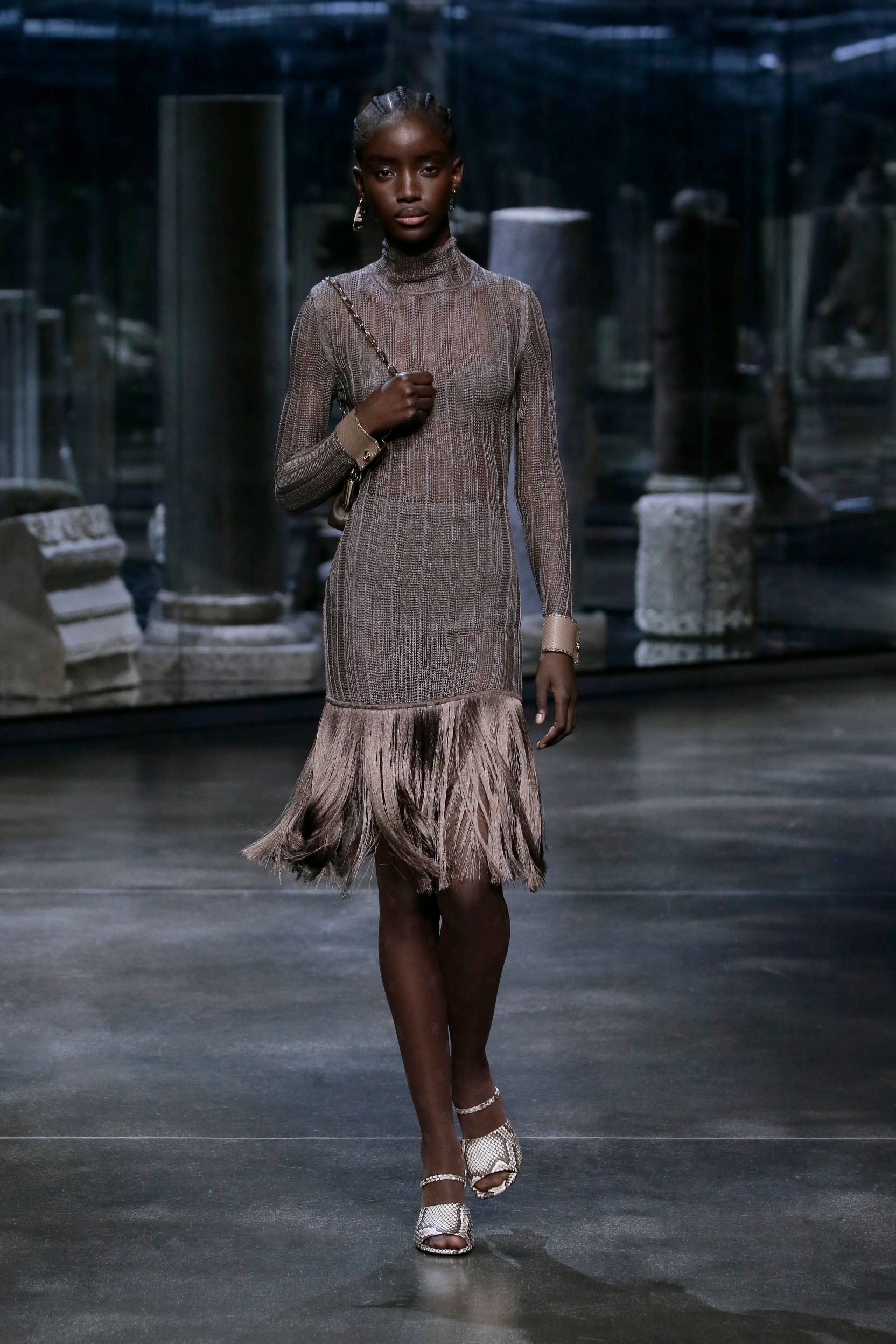 milan-fashion-week--fendi-autumn-winter-2022-collection-29_FENDI_WOMEN_FW_21_22.jpg