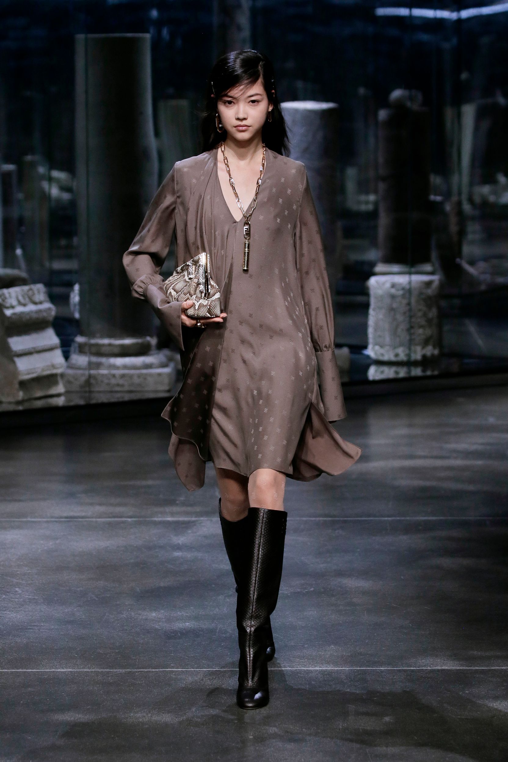 milan-fashion-week--fendi-autumn-winter-2022-collection-30_FENDI_WOMEN_FW_21_22.jpg