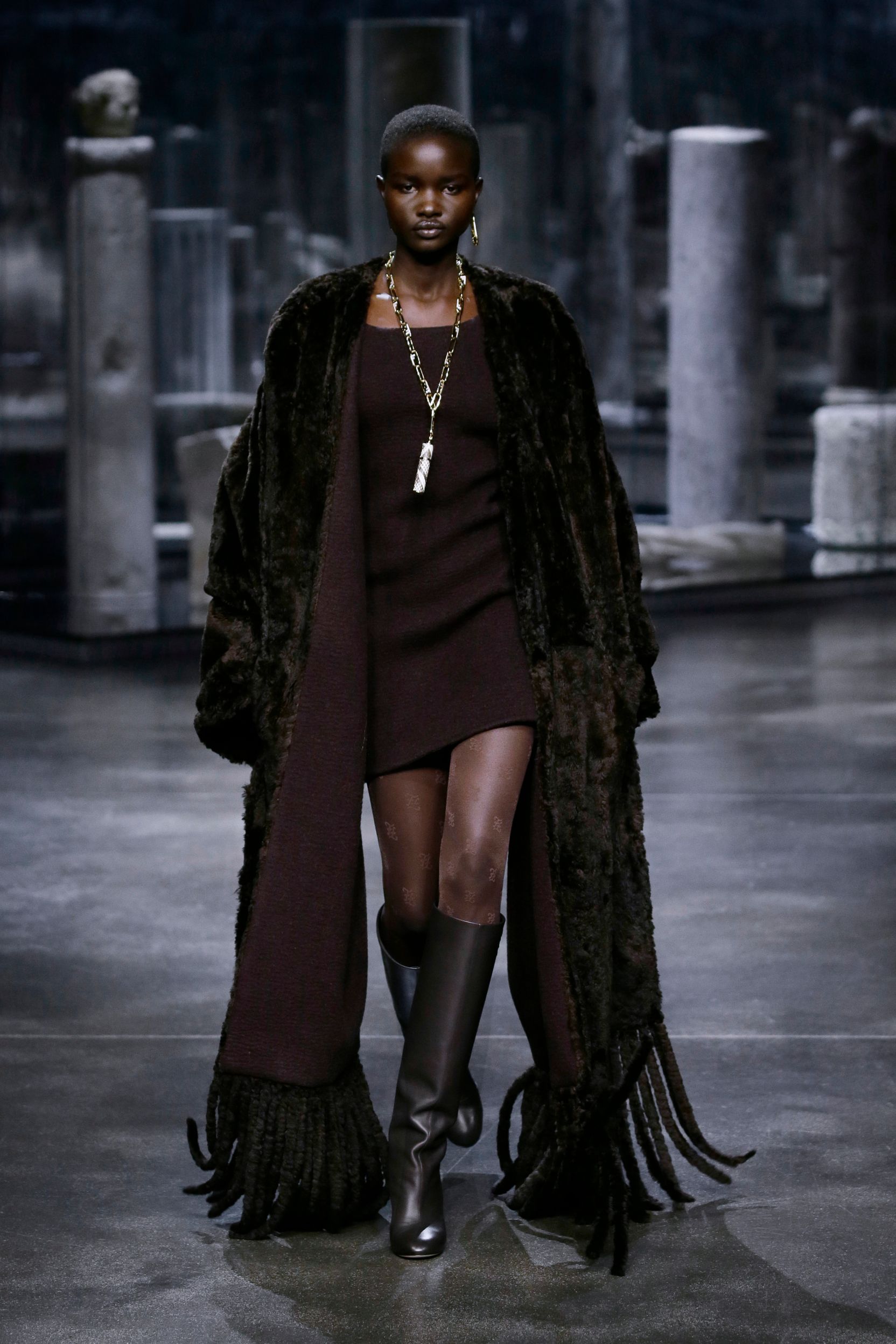 milan-fashion-week--fendi-autumn-winter-2022-collection-32_FENDI_WOMEN_FW_21_22.jpg