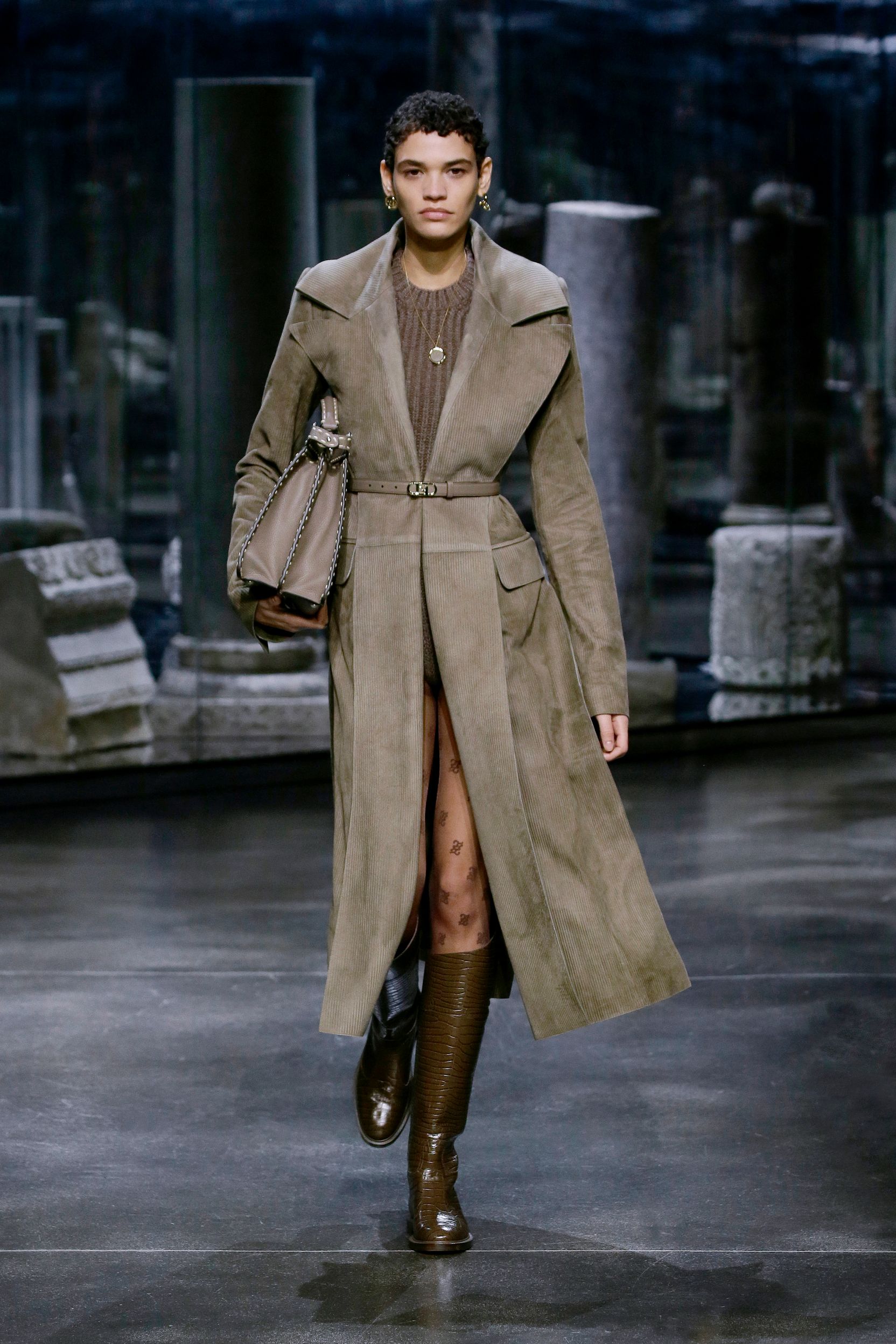 milan-fashion-week--fendi-autumn-winter-2022-collection-34_FENDI_WOMEN_FW_21_22.jpg