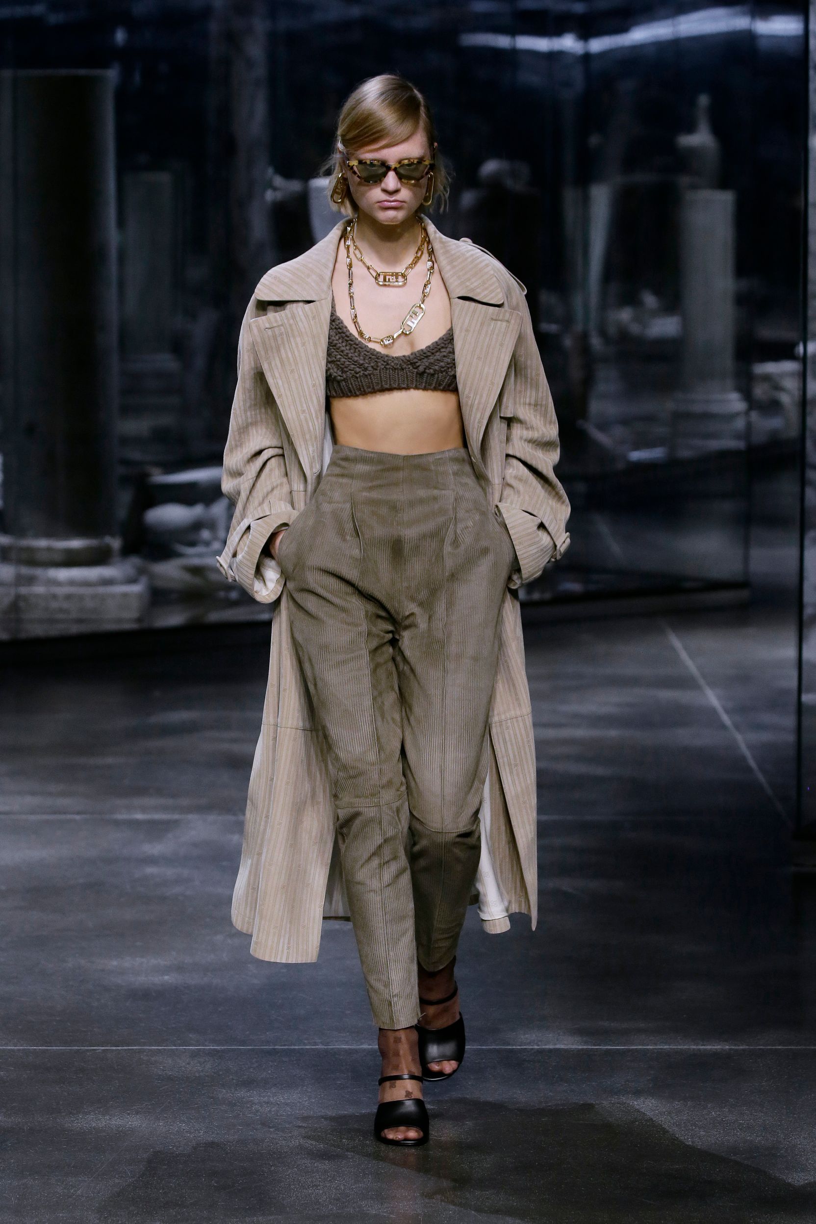 milan-fashion-week--fendi-autumn-winter-2022-collection-36_FENDI_WOMEN_FW_21_22.jpg