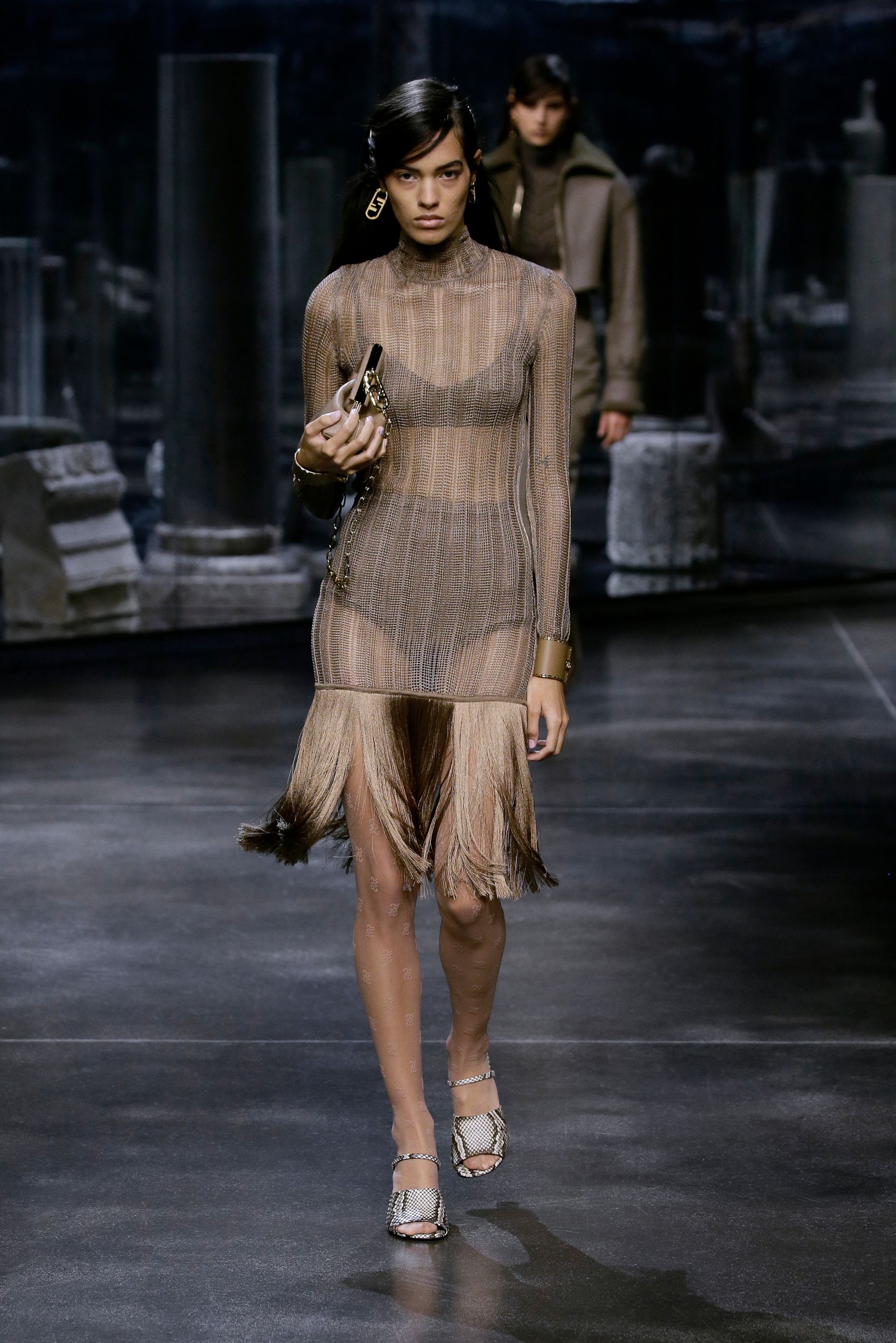 milan-fashion-week--fendi-autumn-winter-2022-collection-37_FENDI_WOMEN_FW_21_22.jpg