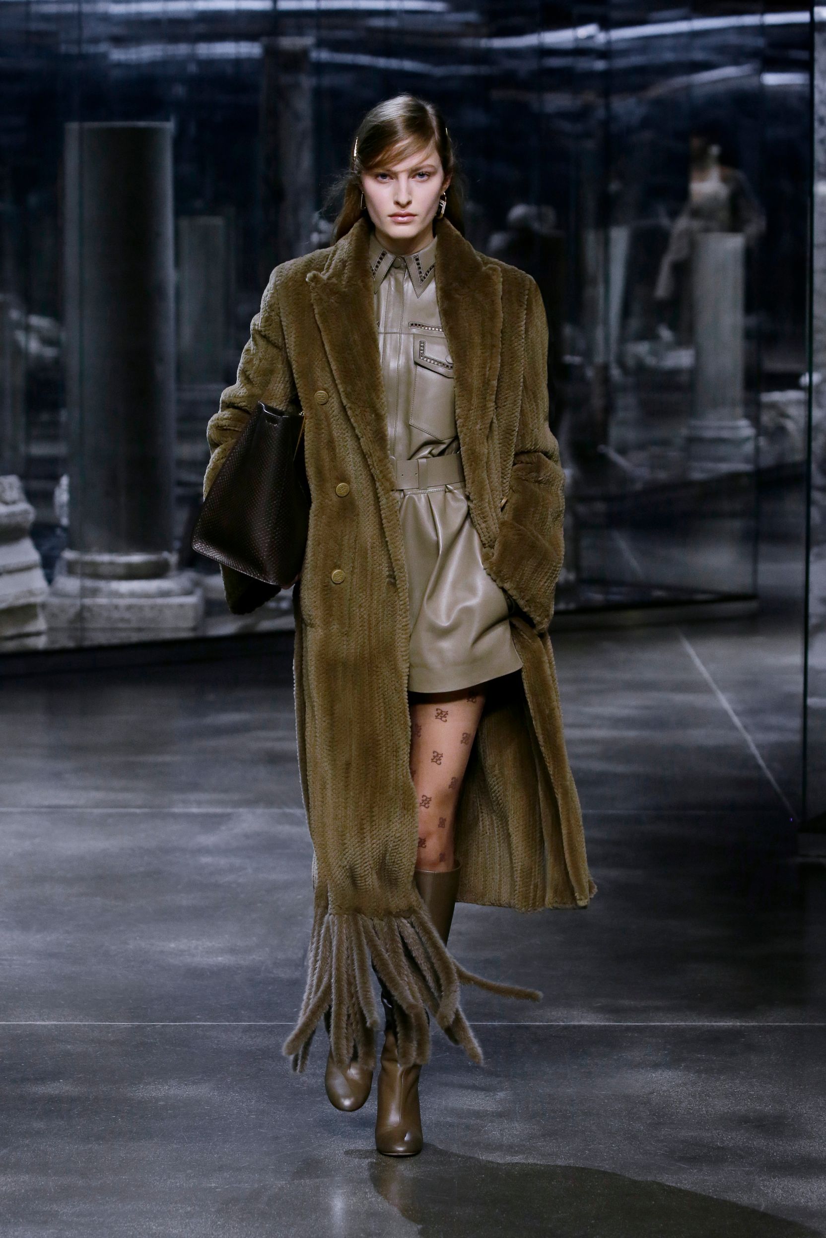 milan-fashion-week--fendi-autumn-winter-2022-collection-39_FENDI_WOMEN_FW_21_22.jpg