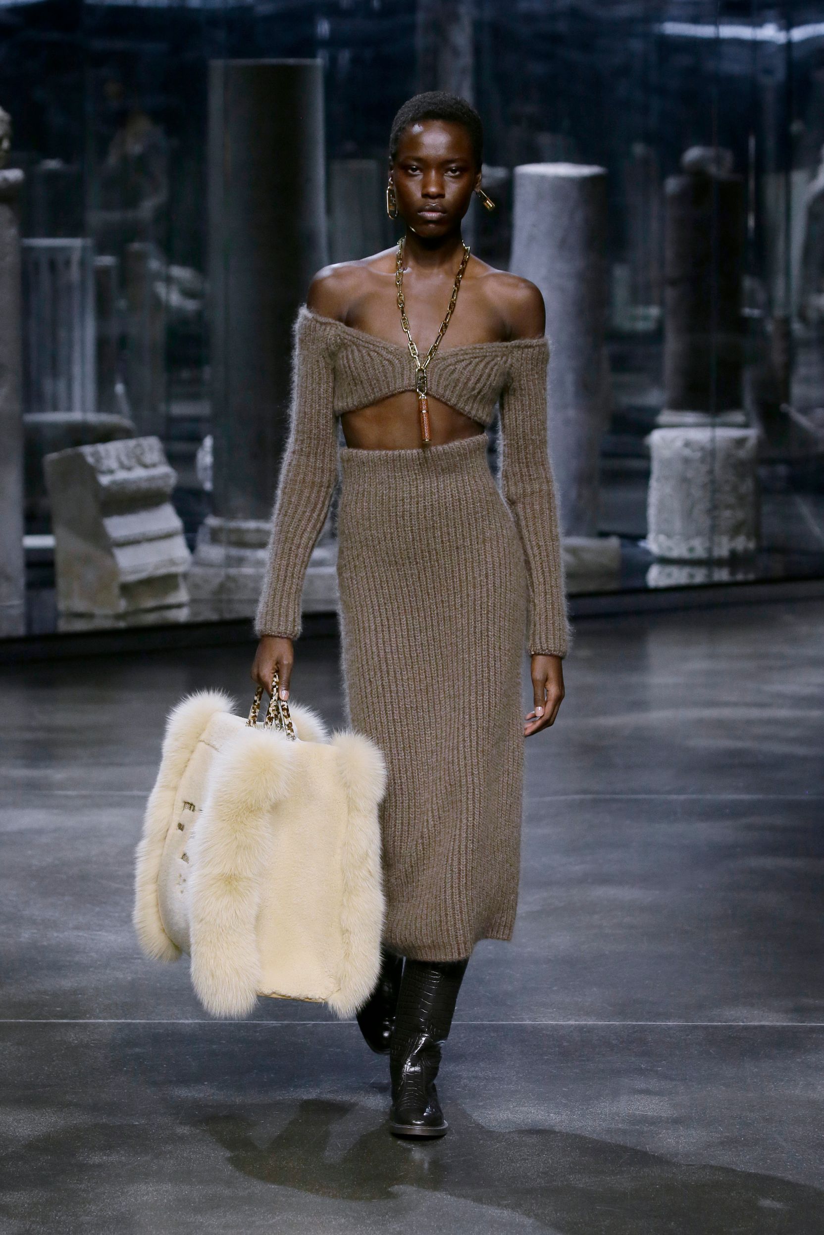 milan-fashion-week--fendi-autumn-winter-2022-collection-40_FENDI_WOMEN_FW_21_22.jpg