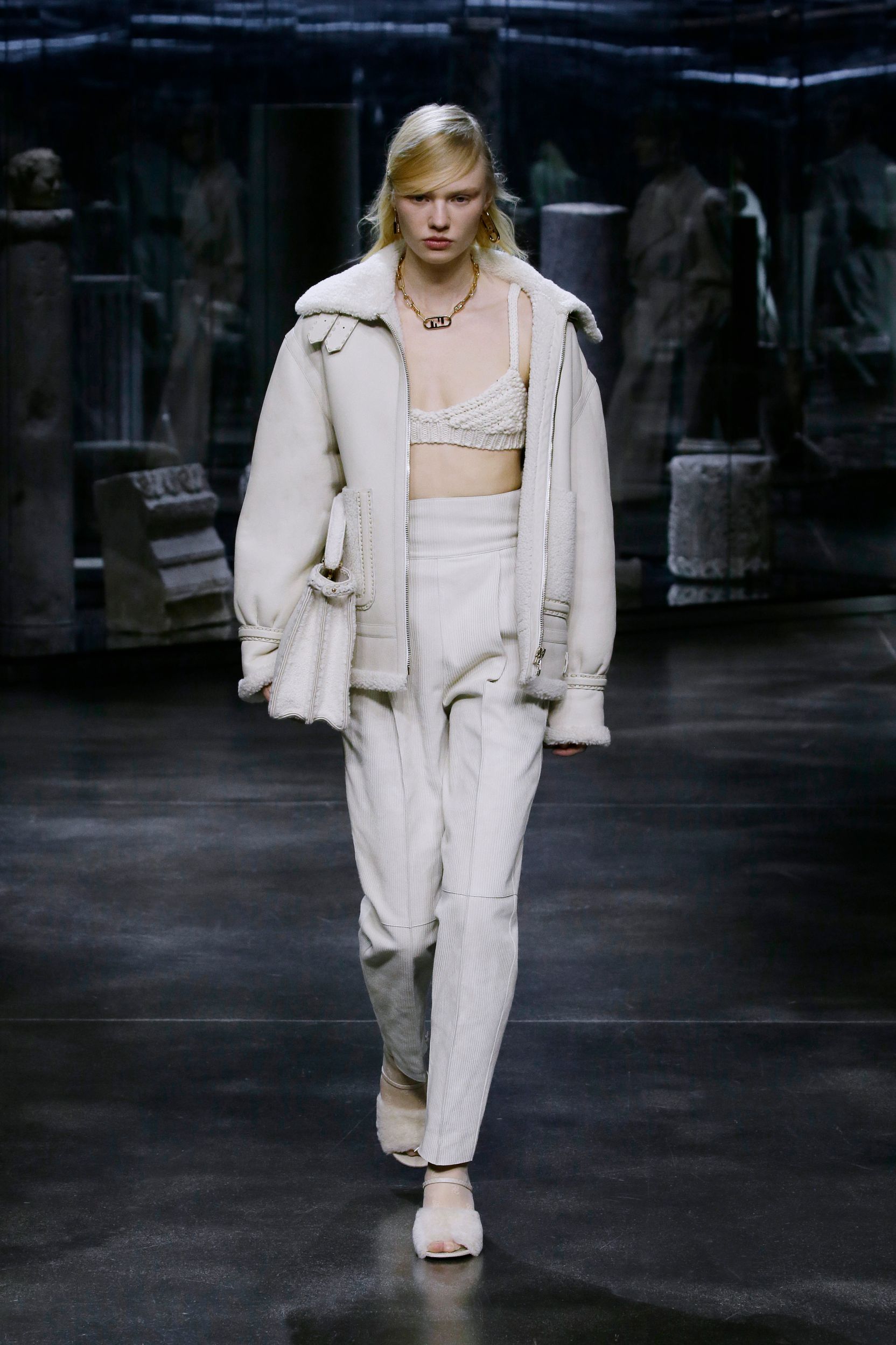 milan-fashion-week--fendi-autumn-winter-2022-collection-43_FENDI_WOMEN_FW_21_22.jpg