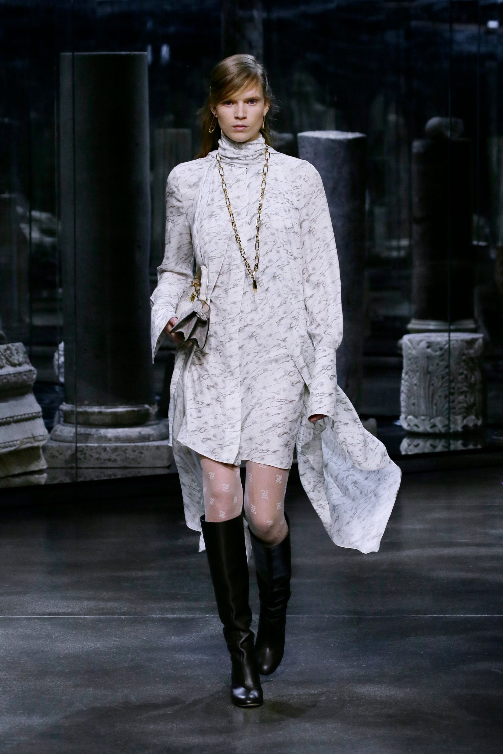 milan-fashion-week--fendi-autumn-winter-2022-collection-45_FENDI_WOMEN_FW_21_22.jpg