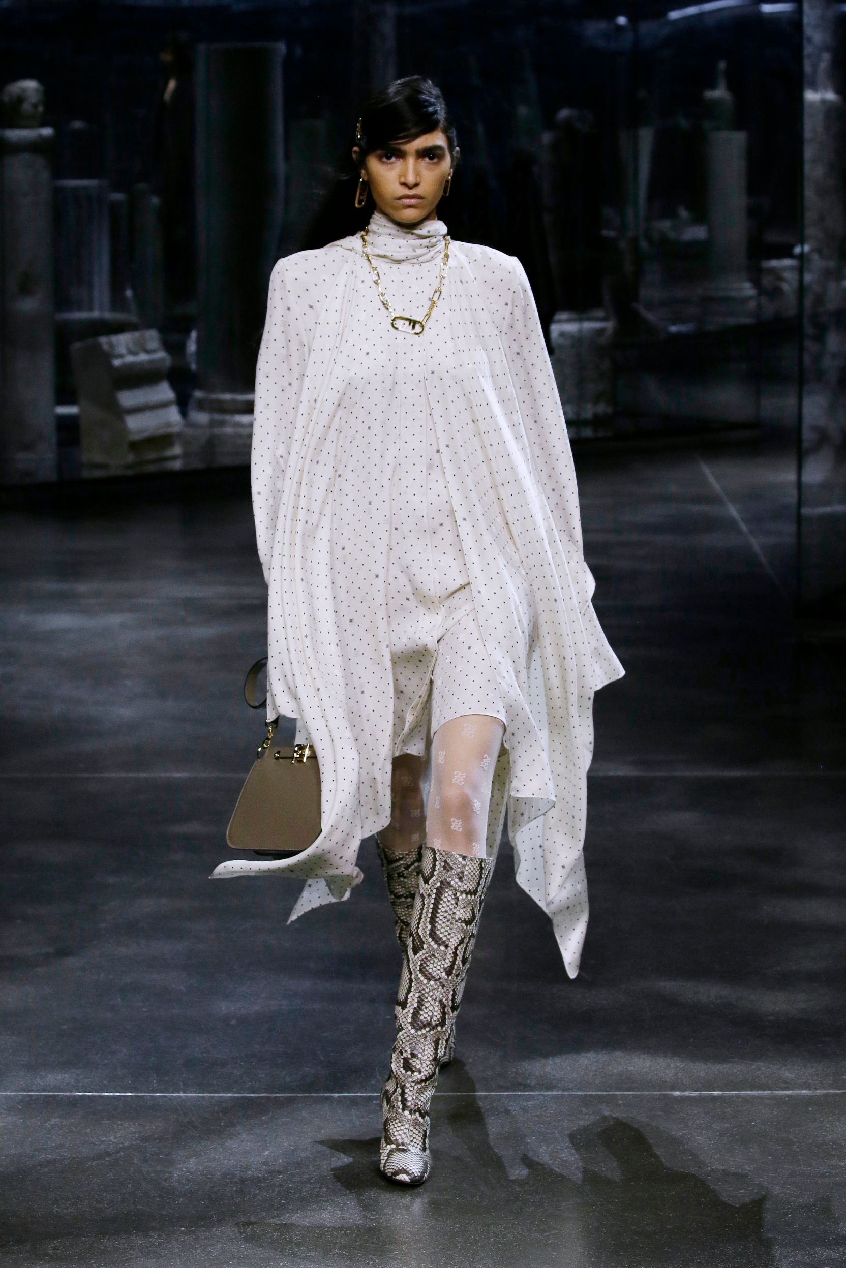 milan-fashion-week--fendi-autumn-winter-2022-collection-47_FENDI_WOMEN_FW_21_22.jpg