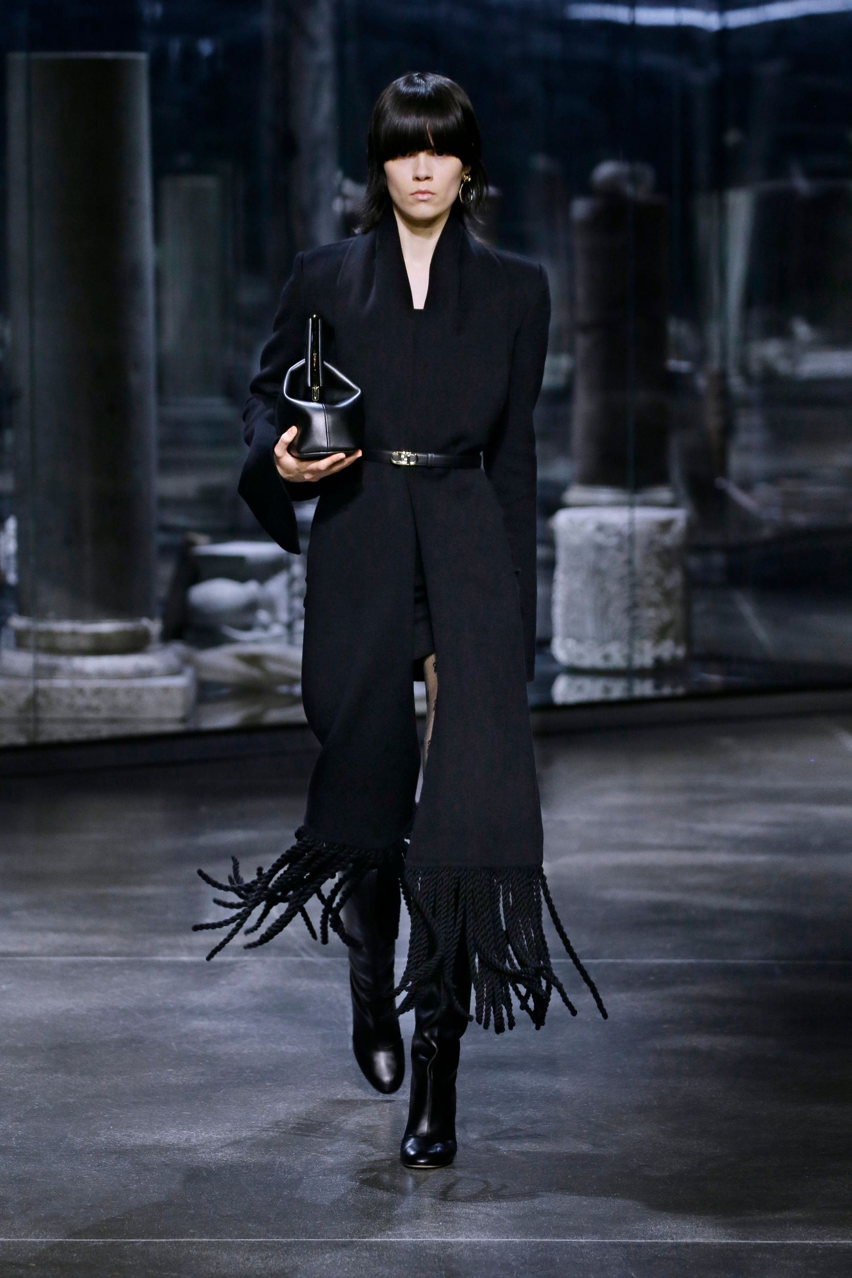 milan-fashion-week--fendi-autumn-winter-2022-collection-50_FENDI_WOMEN_FW_21_22.jpg