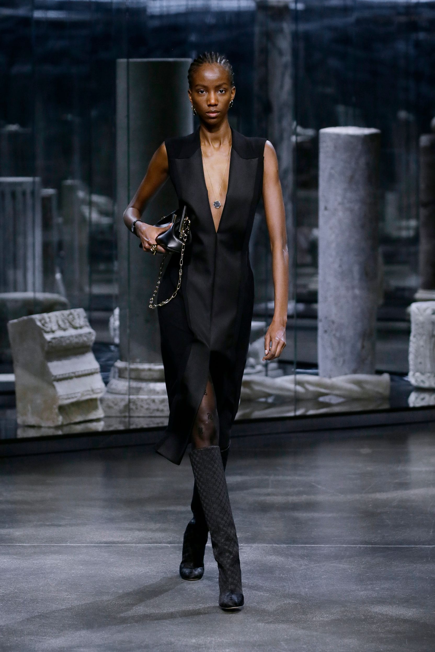 milan-fashion-week--fendi-autumn-winter-2022-collection-52_FENDI_WOMEN_FW_21_22.jpg