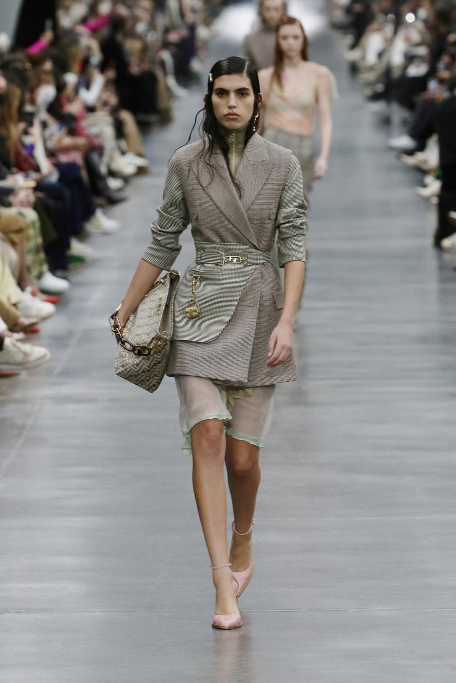 milan-fashion-week--fendi-fall-winter-2023-collection-16_FENDI_WOMEN_FW_22-23.JPG