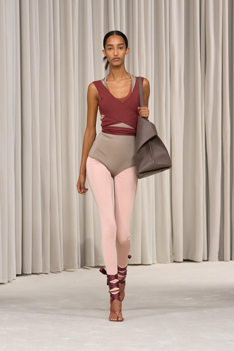 milan-fashion-week--salvatore-ferragamo-spring-summer-2025-collection-Ferragamo_-_SS25_-_LOOK_02.jpg