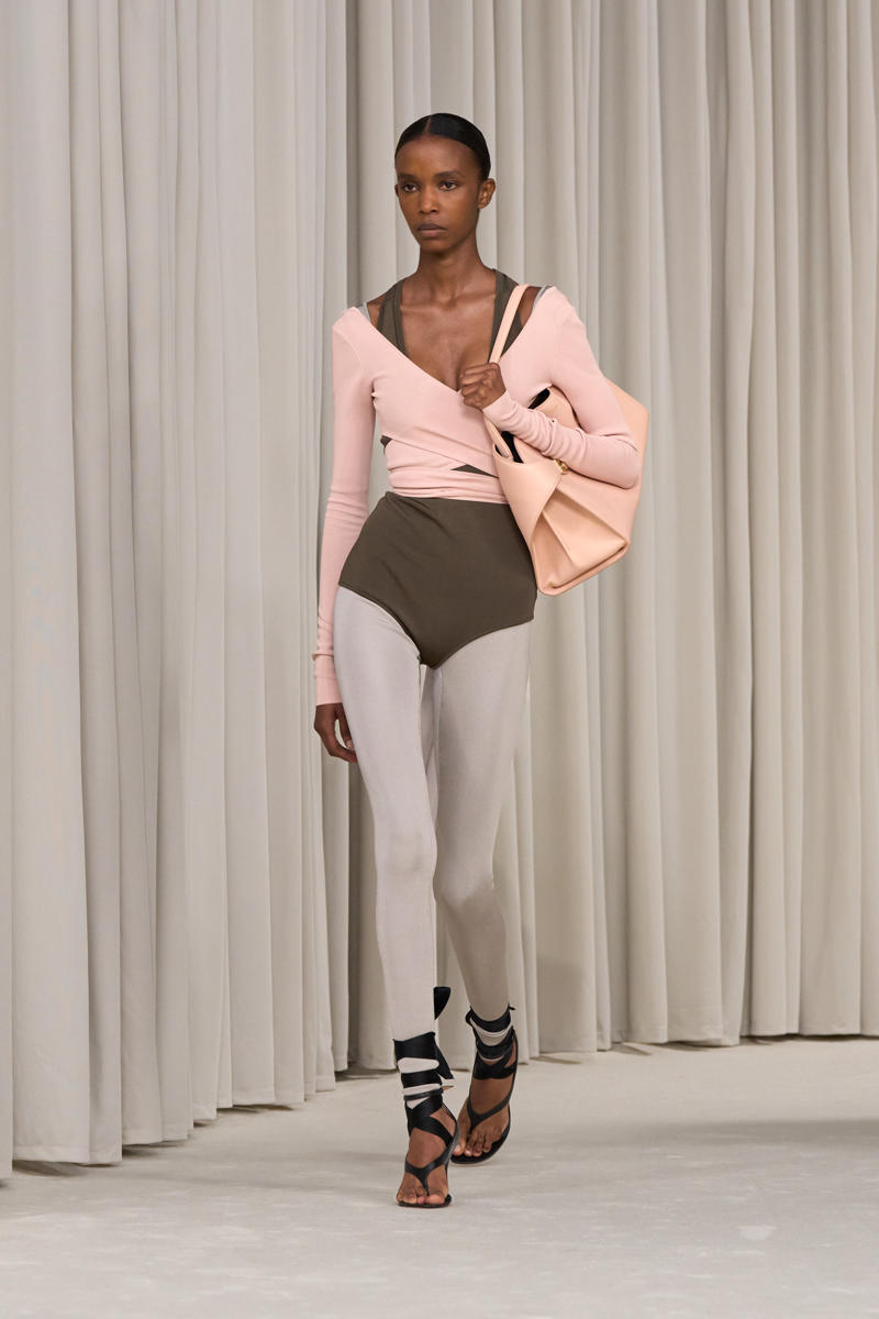 milan-fashion-week--salvatore-ferragamo-spring-summer-2025-collection-Ferragamo_-_SS25_-_LOOK_16.jpg