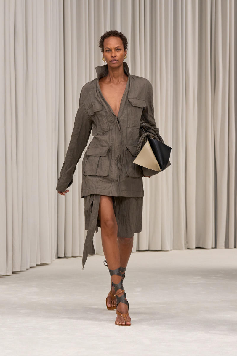 milan-fashion-week--salvatore-ferragamo-spring-summer-2025-collection-Ferragamo_-_SS25_-_LOOK_17.jpg