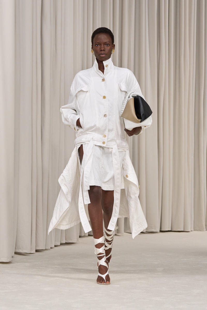 milan-fashion-week--salvatore-ferragamo-spring-summer-2025-collection-Ferragamo_-_SS25_-_LOOK_19.jpg