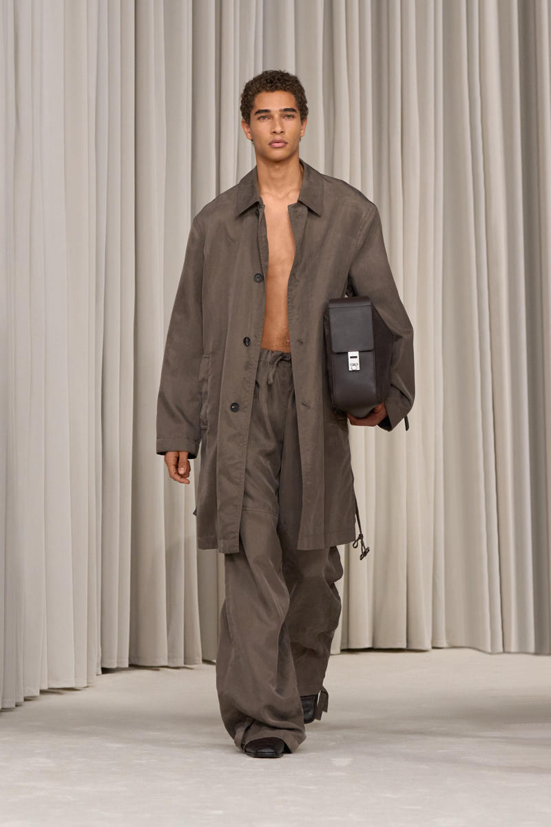 milan-fashion-week--salvatore-ferragamo-spring-summer-2025-collection-Ferragamo_-_SS25_-_LOOK_20.jpg