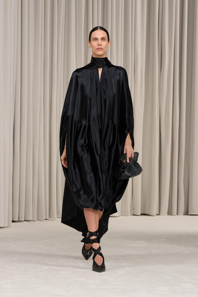 milan-fashion-week--salvatore-ferragamo-spring-summer-2025-collection-Ferragamo_-_SS25_-_LOOK_24.jpg