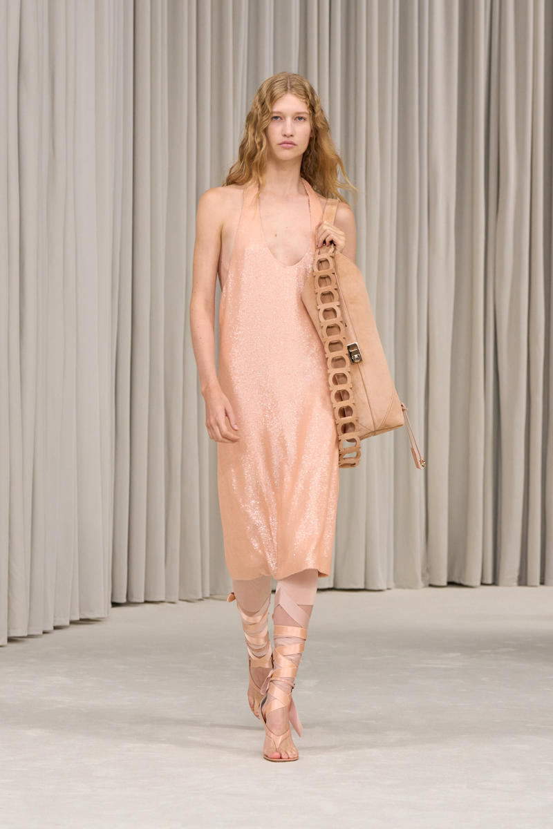 milan-fashion-week--salvatore-ferragamo-spring-summer-2025-collection-Ferragamo_-_SS25_-_LOOK_25.jpg