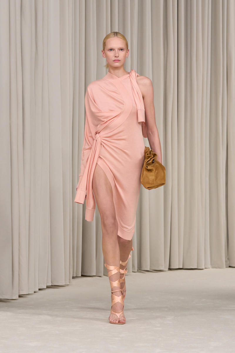 milan-fashion-week--salvatore-ferragamo-spring-summer-2025-collection-Ferragamo_-_SS25_-_LOOK_34.jpg